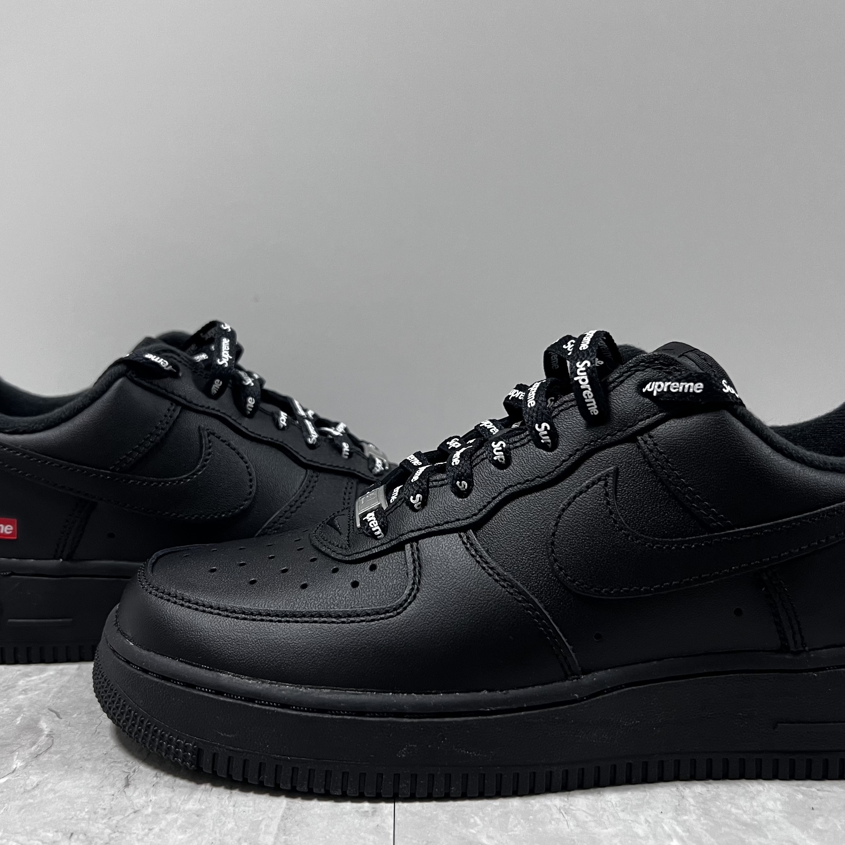 Nike x Supreme Air Force 1 Low Black 착용 스타일 - 1