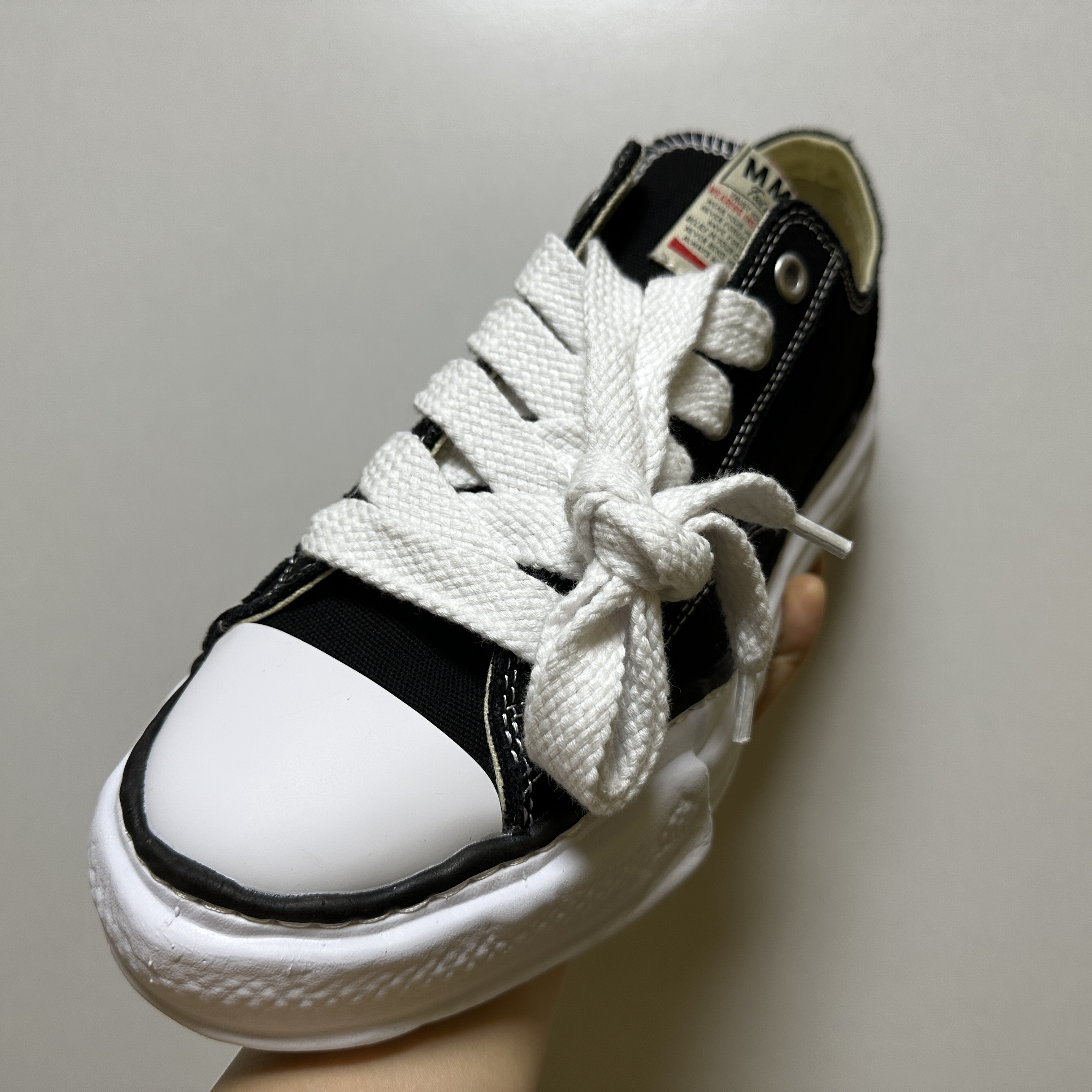 Maison Mihara Yasuhiro Peterson OG Sole Canvas Low Sneakers Black 착용 스타일 - 2