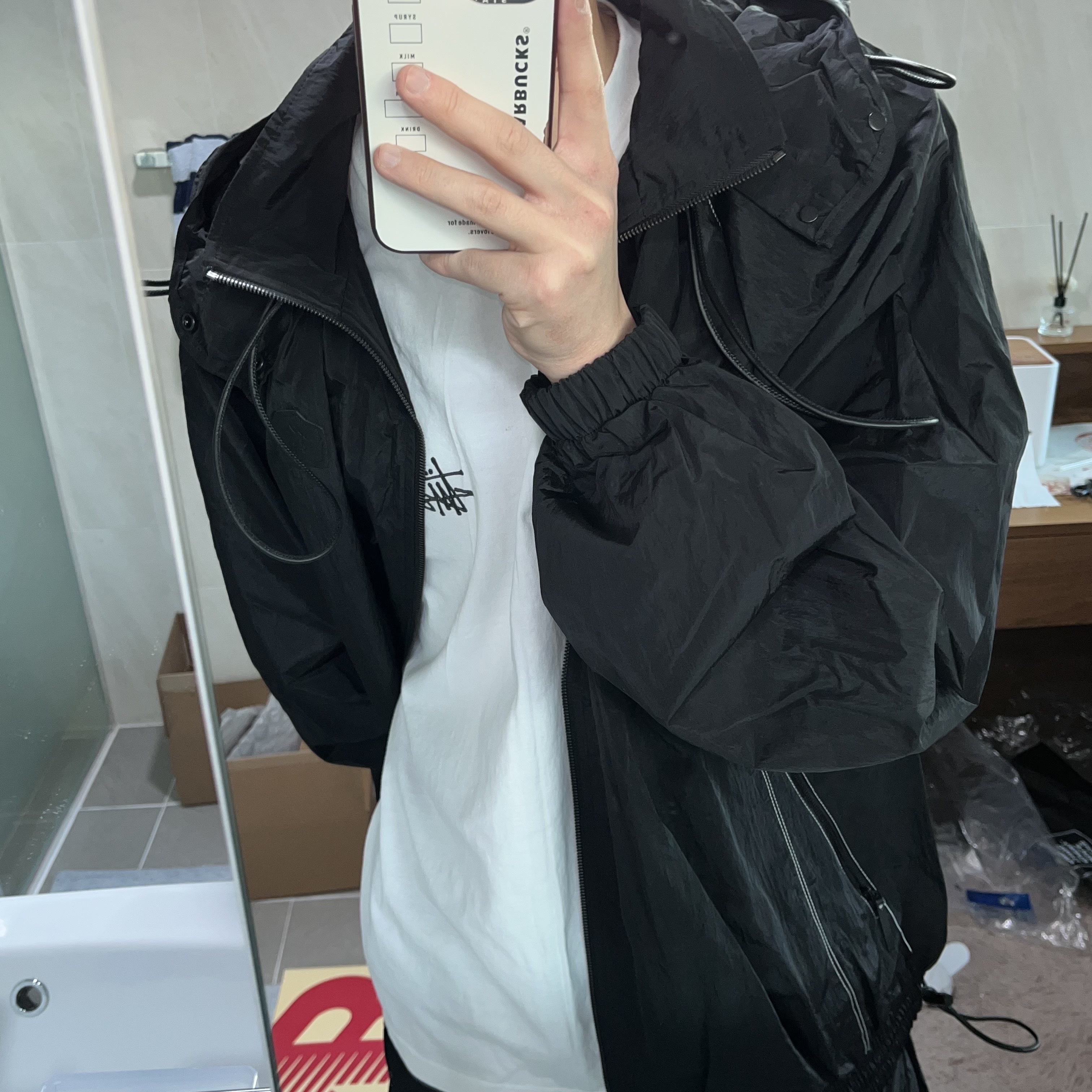 Stussy Basic Stussy T-Shirt White 2022, Ader Error Sculpture Logo Track Zip-Up Noir 착용 스타일 - 2