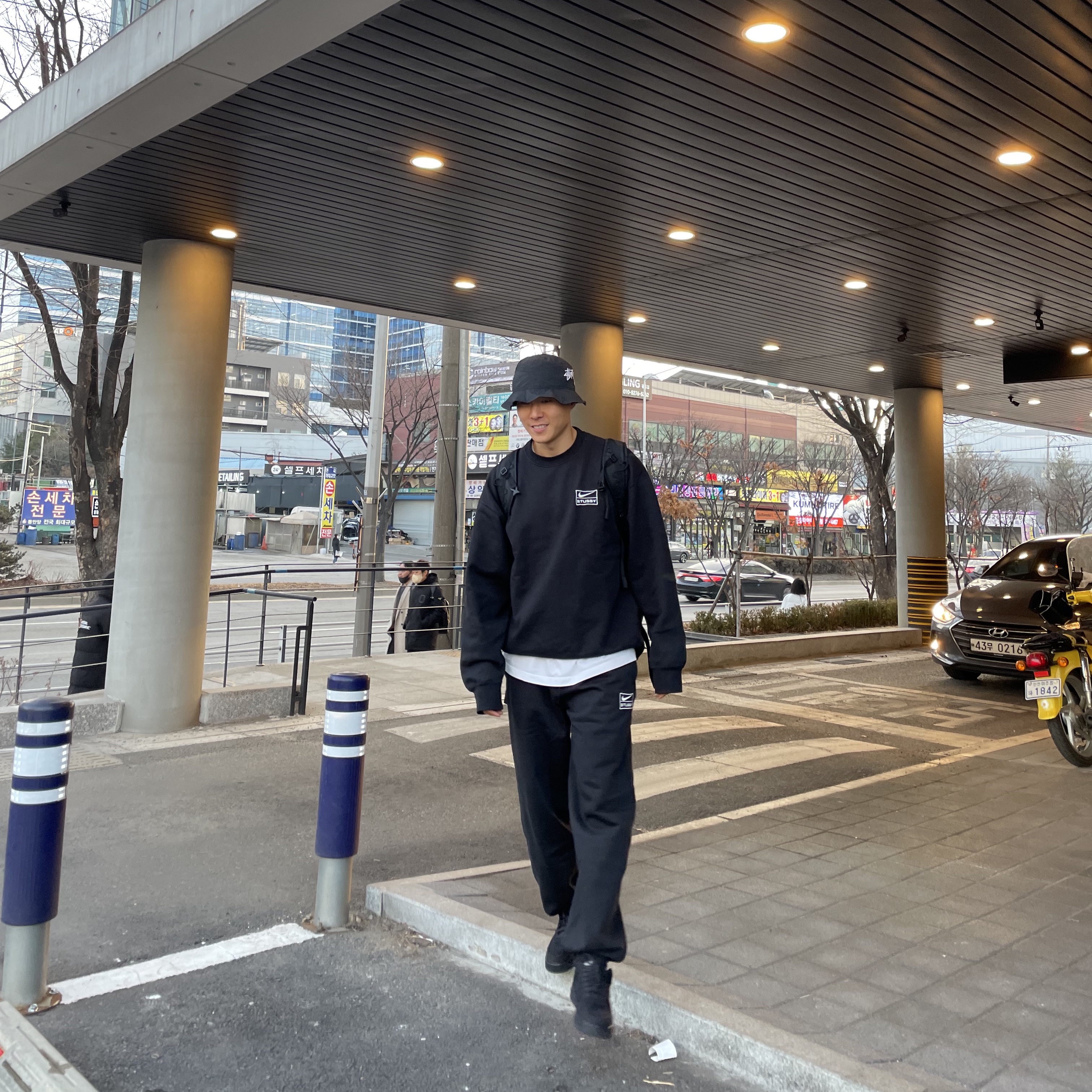 Nike x Stussy NRG Washed Fleece Crewneck Black (DO5310-010), Nike x Stussy NRG Washed Fleece Pants Black (DO5296-010) 착용 스타일 - 1