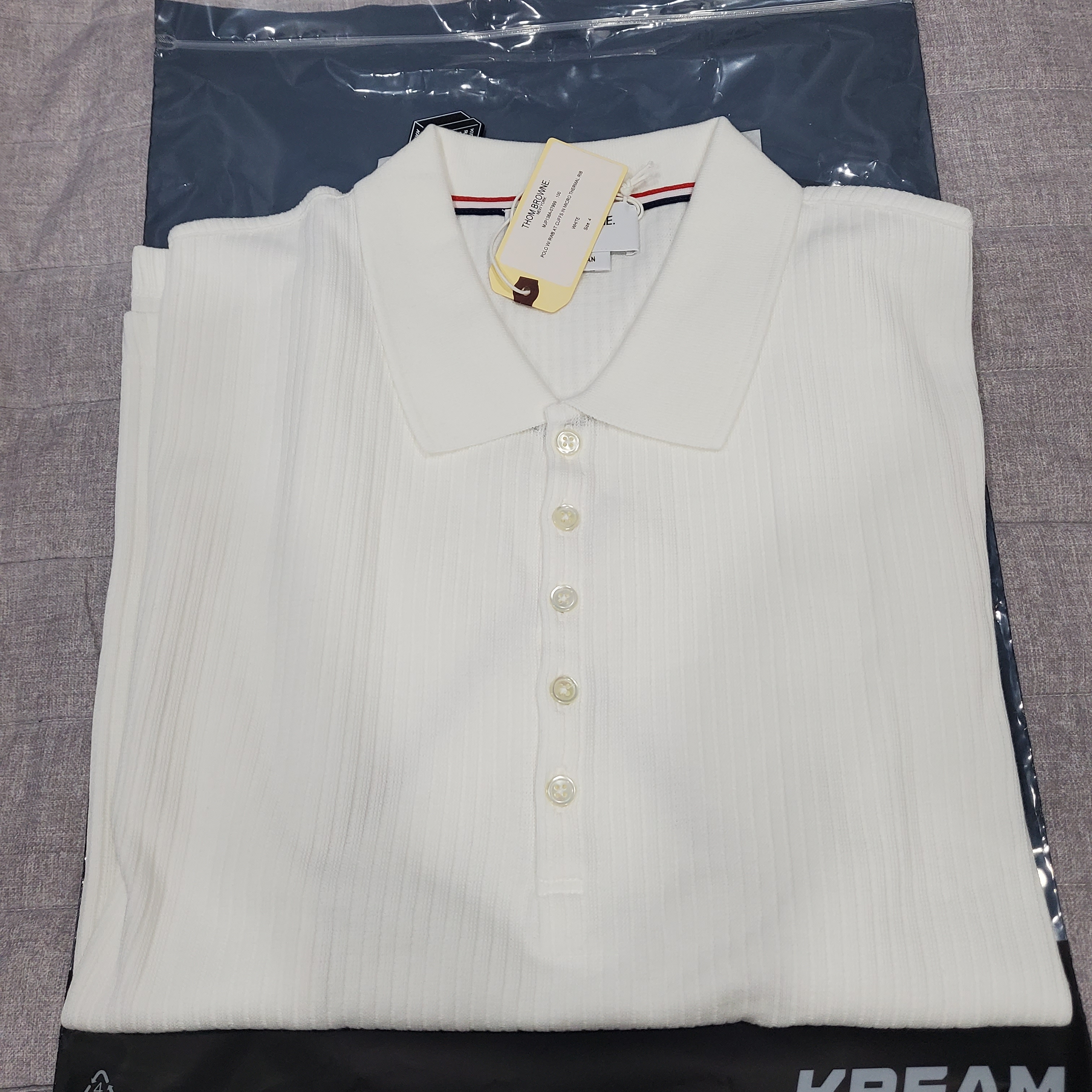 Thom Browne Micro Thermal Rib Stripe Cuff Polo White 착용 스타일 - 3