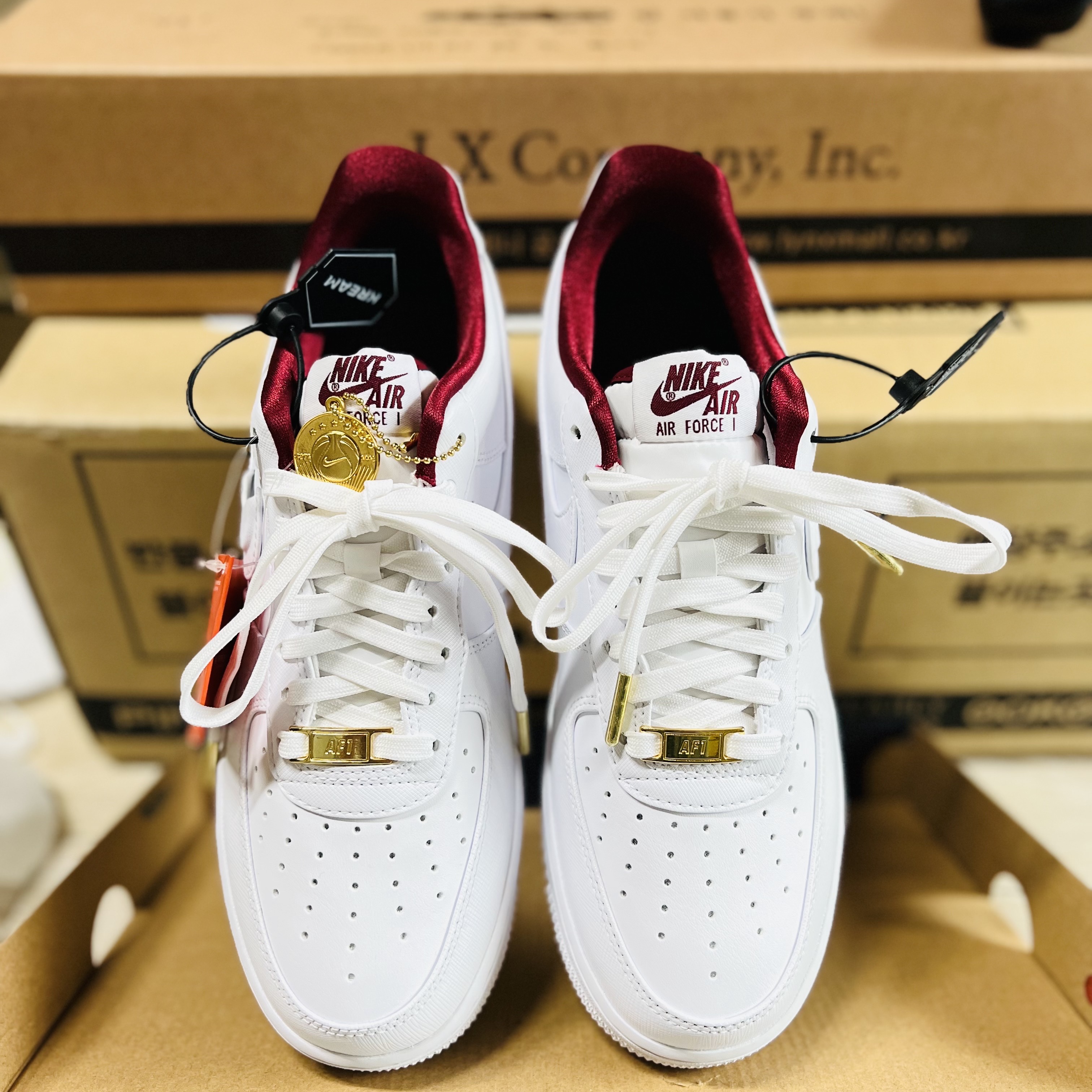 (W) Nike Air Force 1 '07 SE White Team Red 착용 스타일 - 1