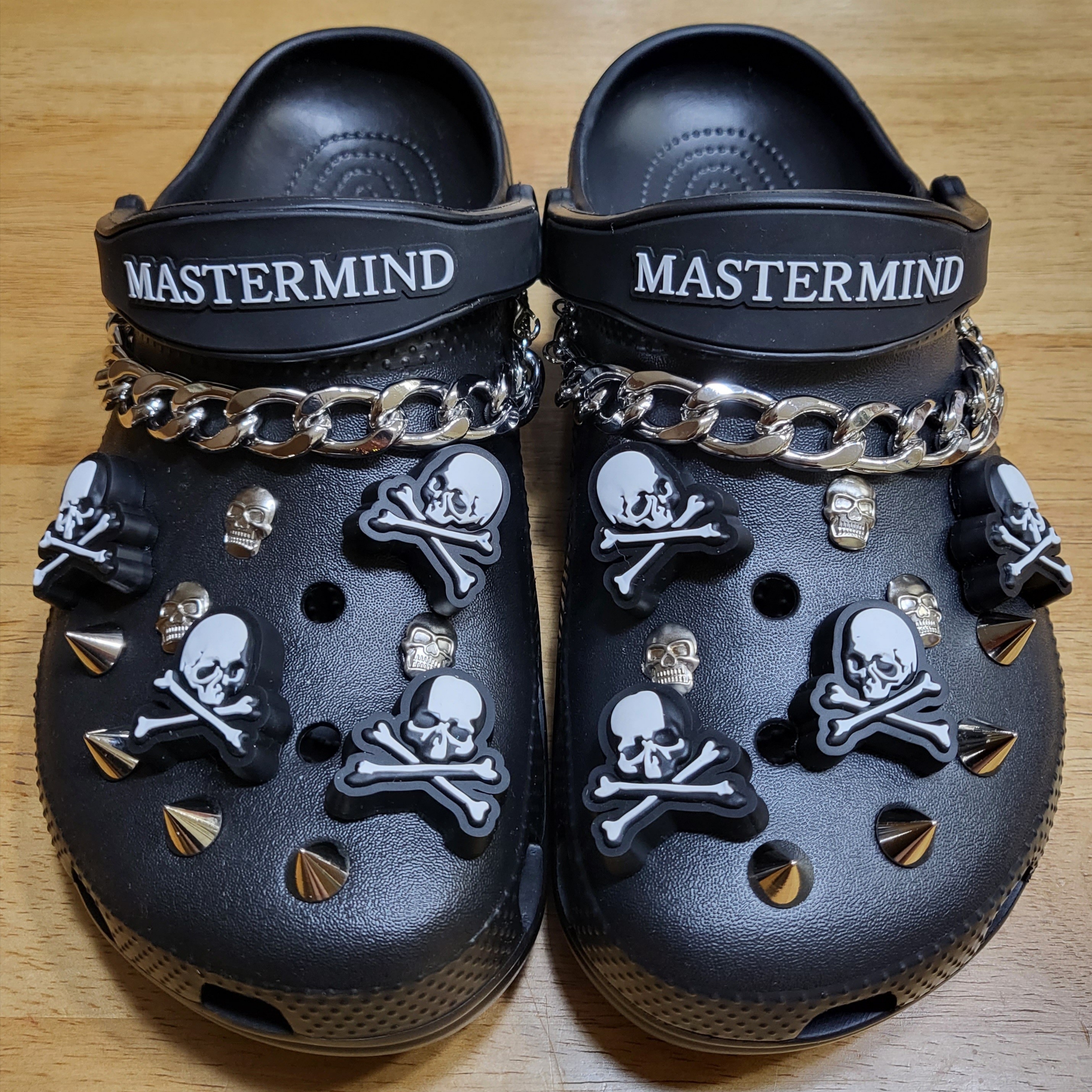 Crocs x Mastermind Classic Clog Black 착용 스타일
