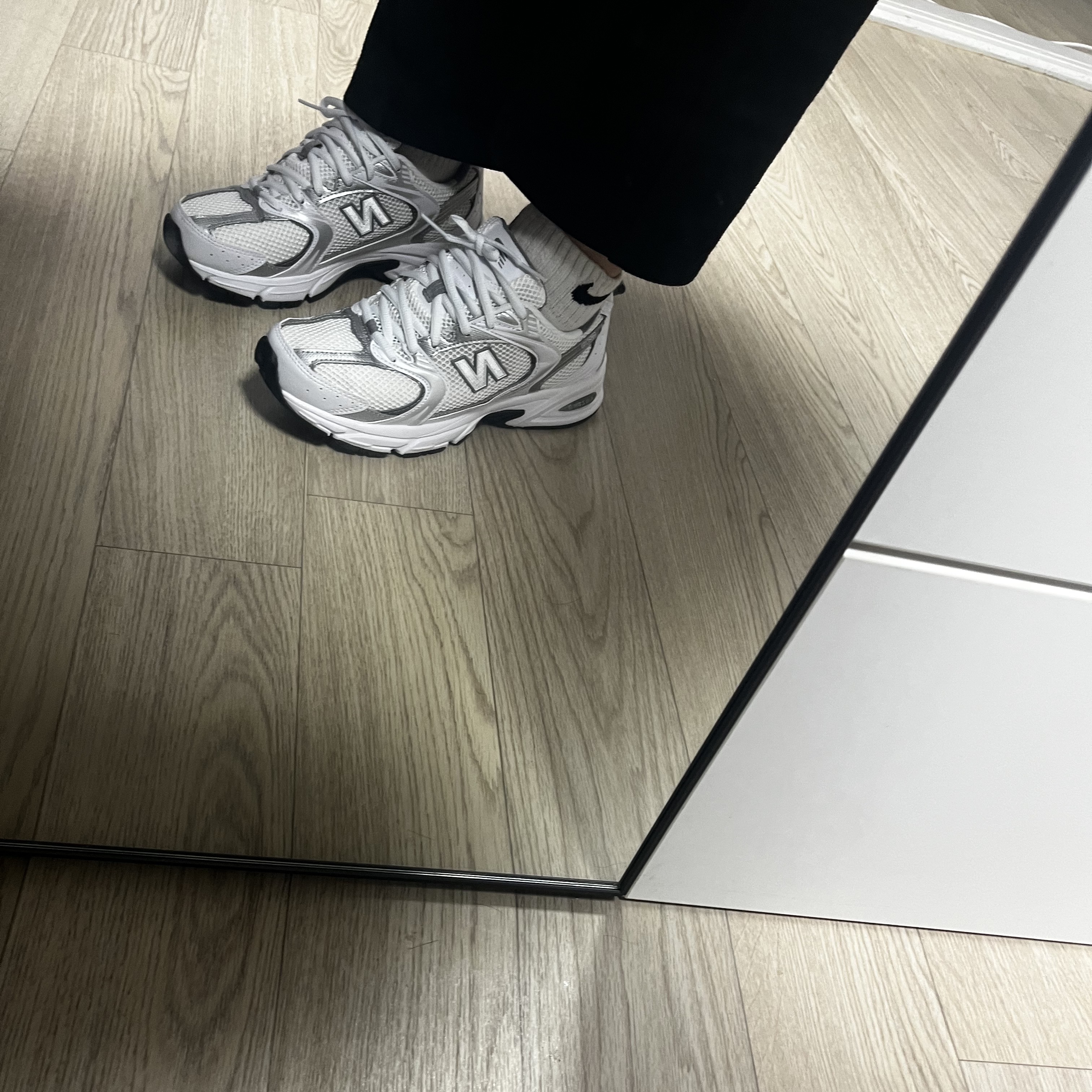 New Balance 530 White Silver 착용 스타일