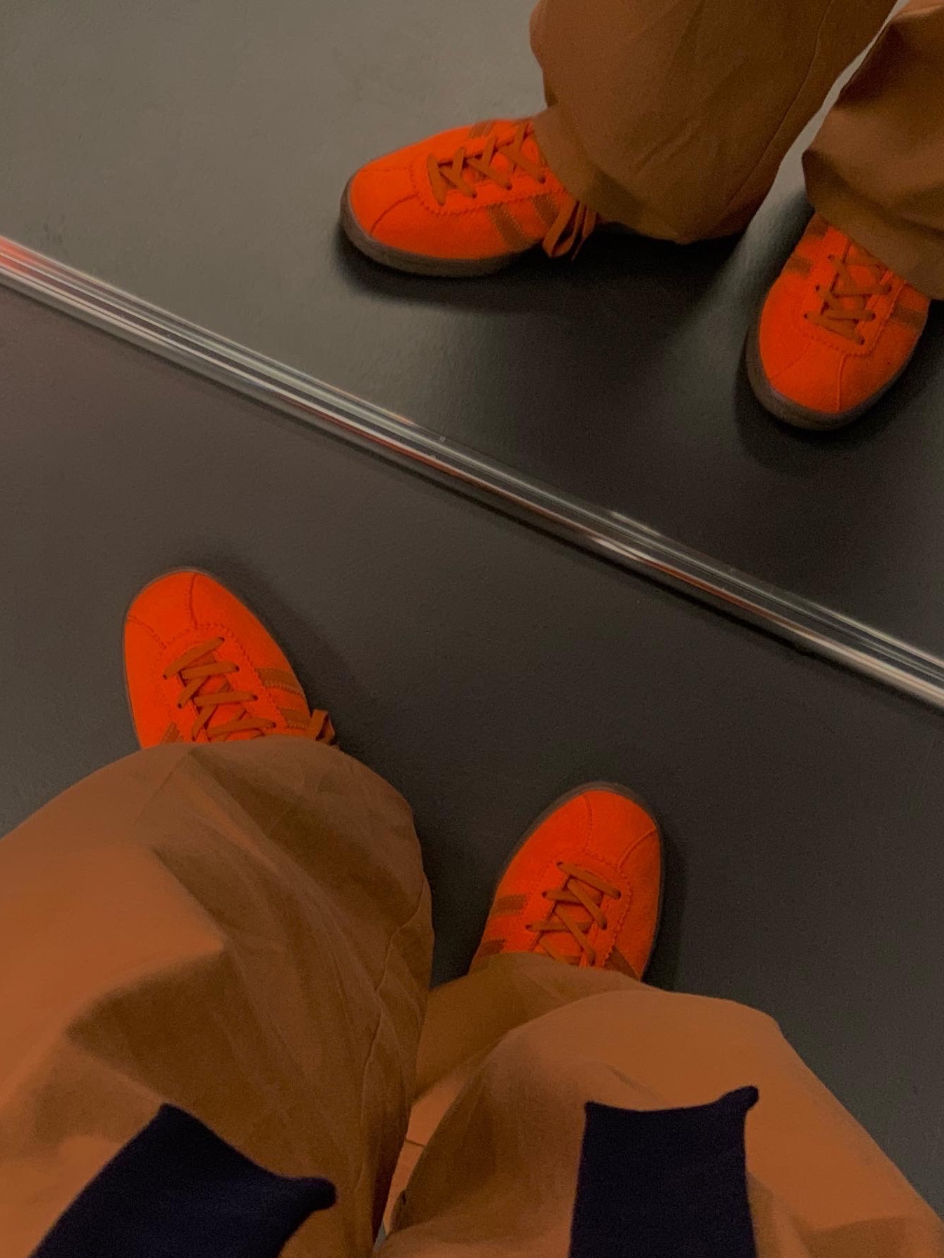 Adidas Tobacco Gruen Collegiate Orange 착용 스타일 - 5