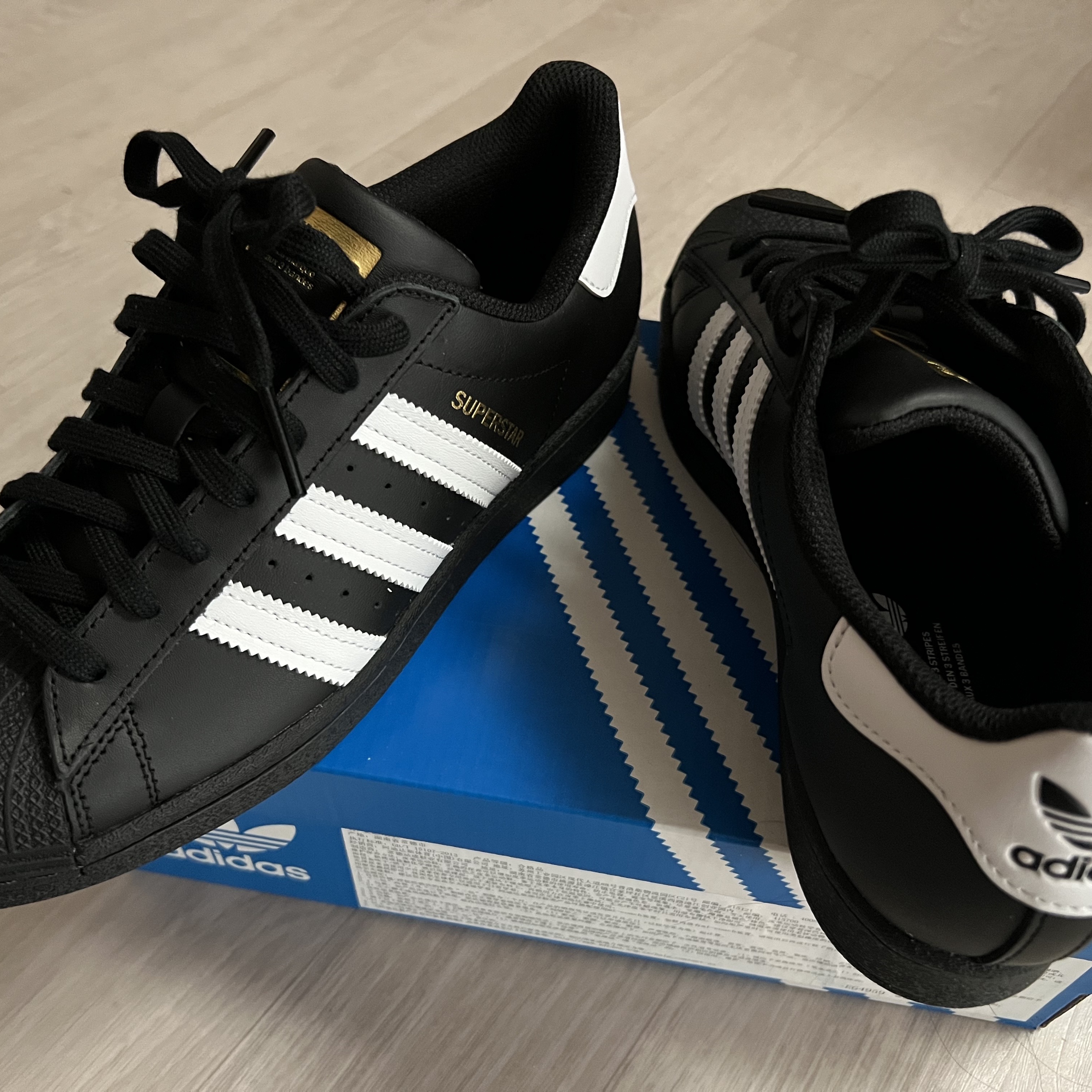 Adidas Superstar Core Black White 착용 스타일