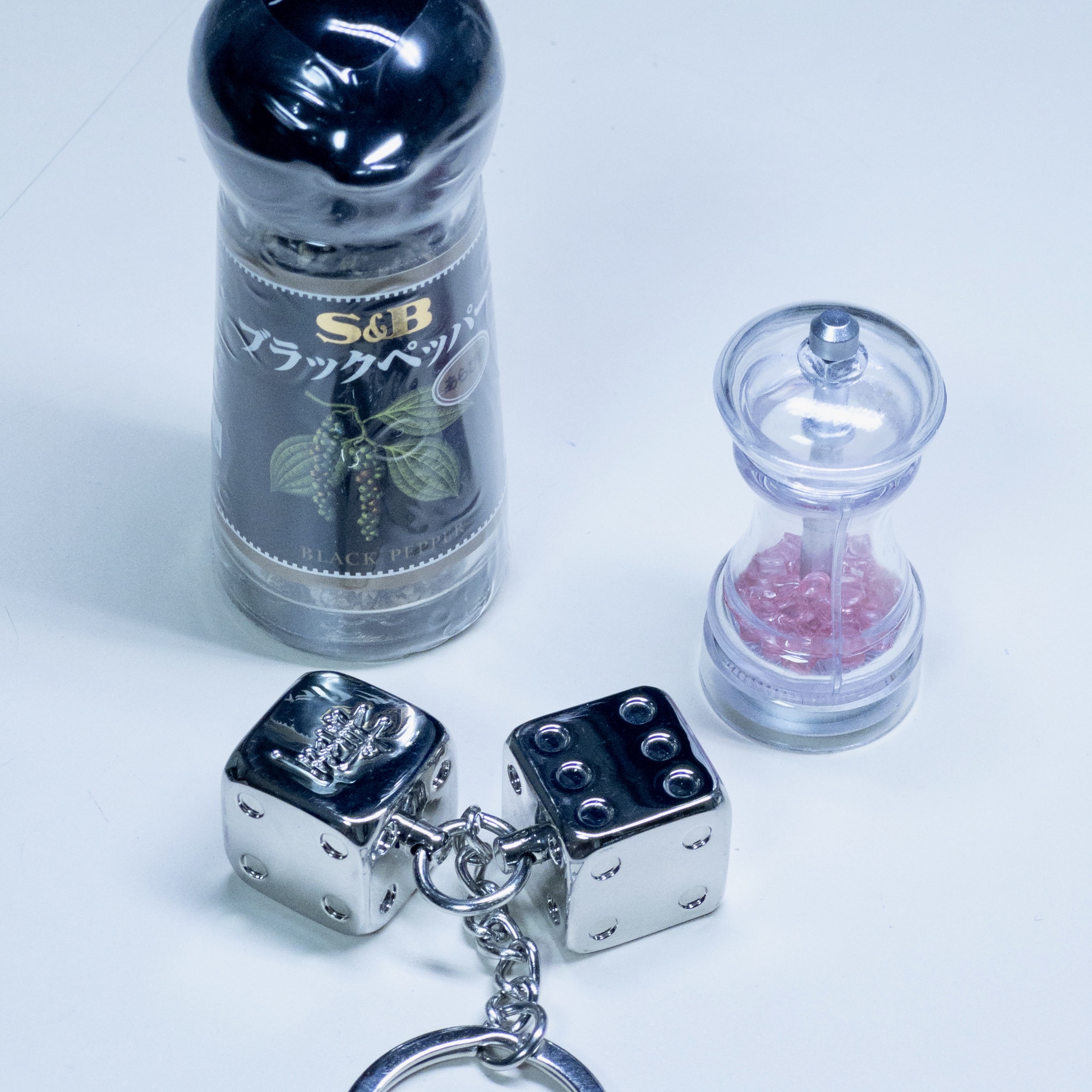 Stussy Metal Dice Keychain Silver 착용 스타일