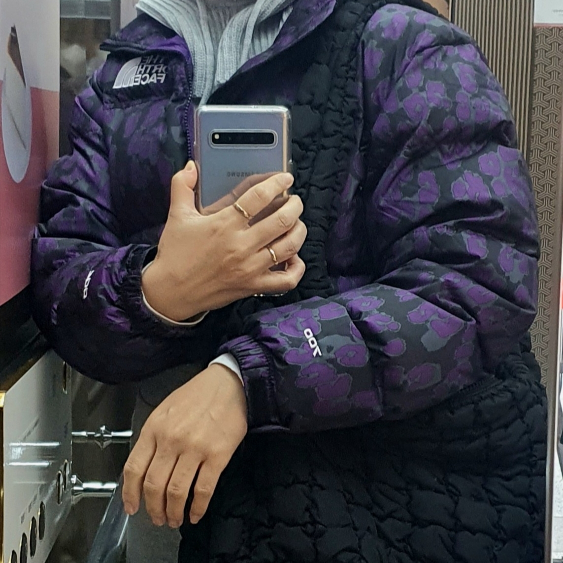 (W) The North Face Print Nuptse Short Jacket Gravity Purple Leopard Print, COS Quilted Oversized Shoulder Bag Black 착용 스타일