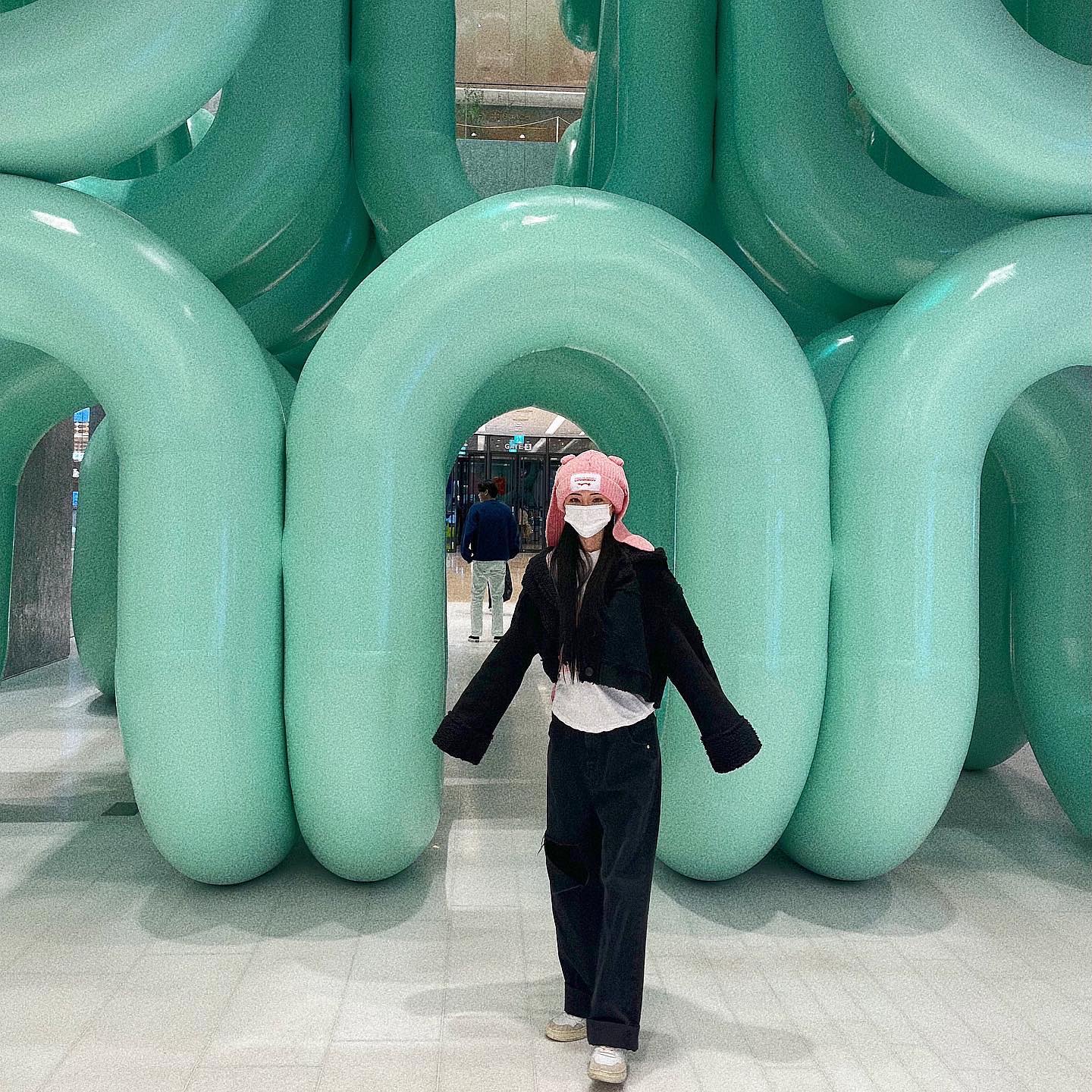 Charles Jeffrey Loverboy Chunky Rabbit Beanie Pink, Charles Jeffrey Loverboy Chunky Rabbit Beanie Ecru 착용 스타일