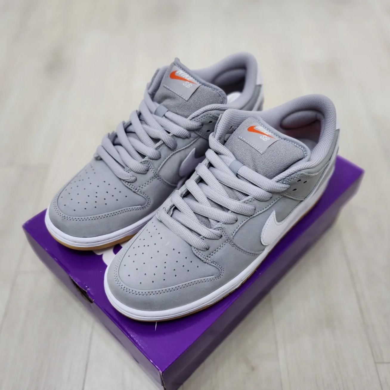 Nike Dunk Low Pro SB Wolf Grey White 착용 스타일 - 2