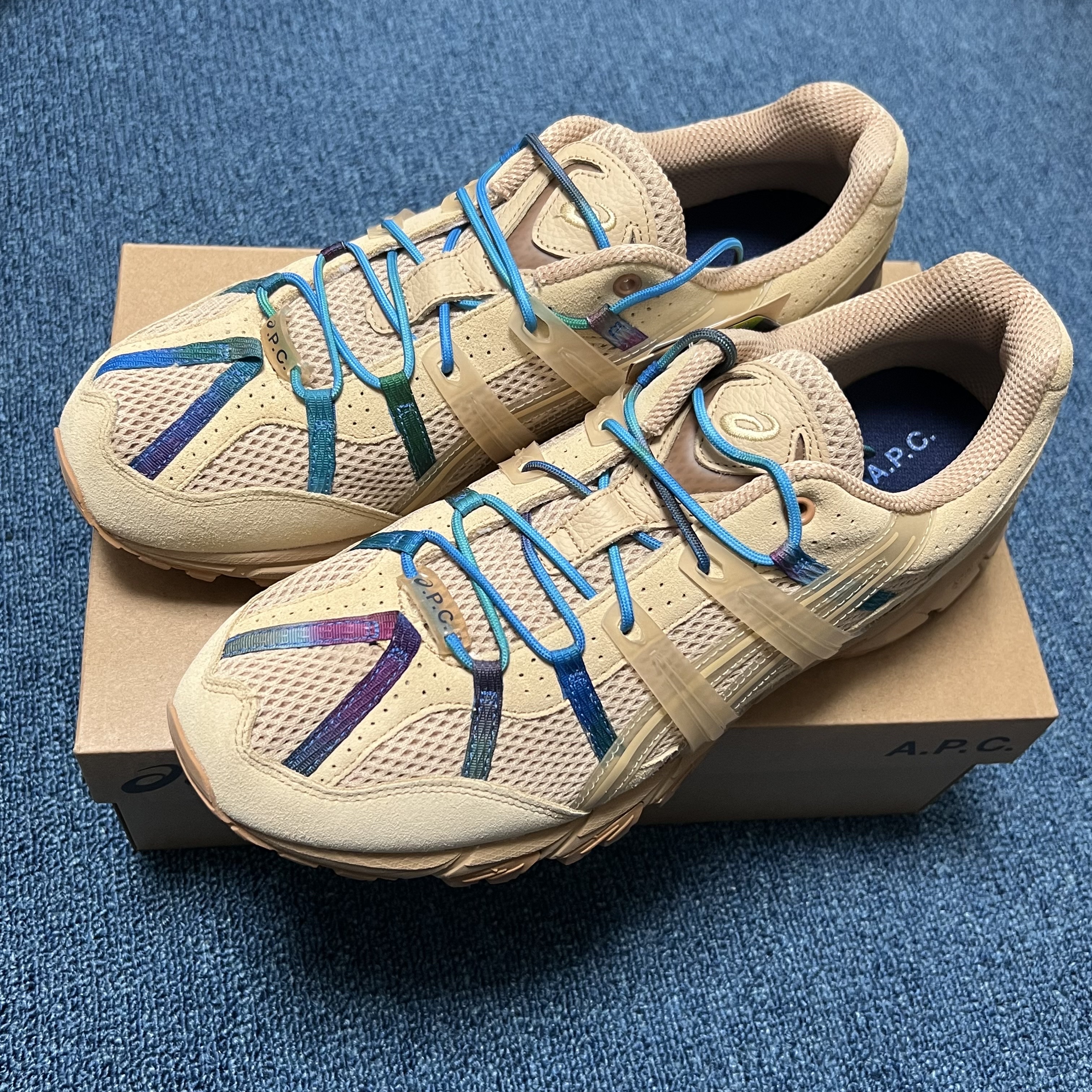 Asics x A.P.C. Gel-Sonoma 15-50 Beige 착용 스타일 - 2