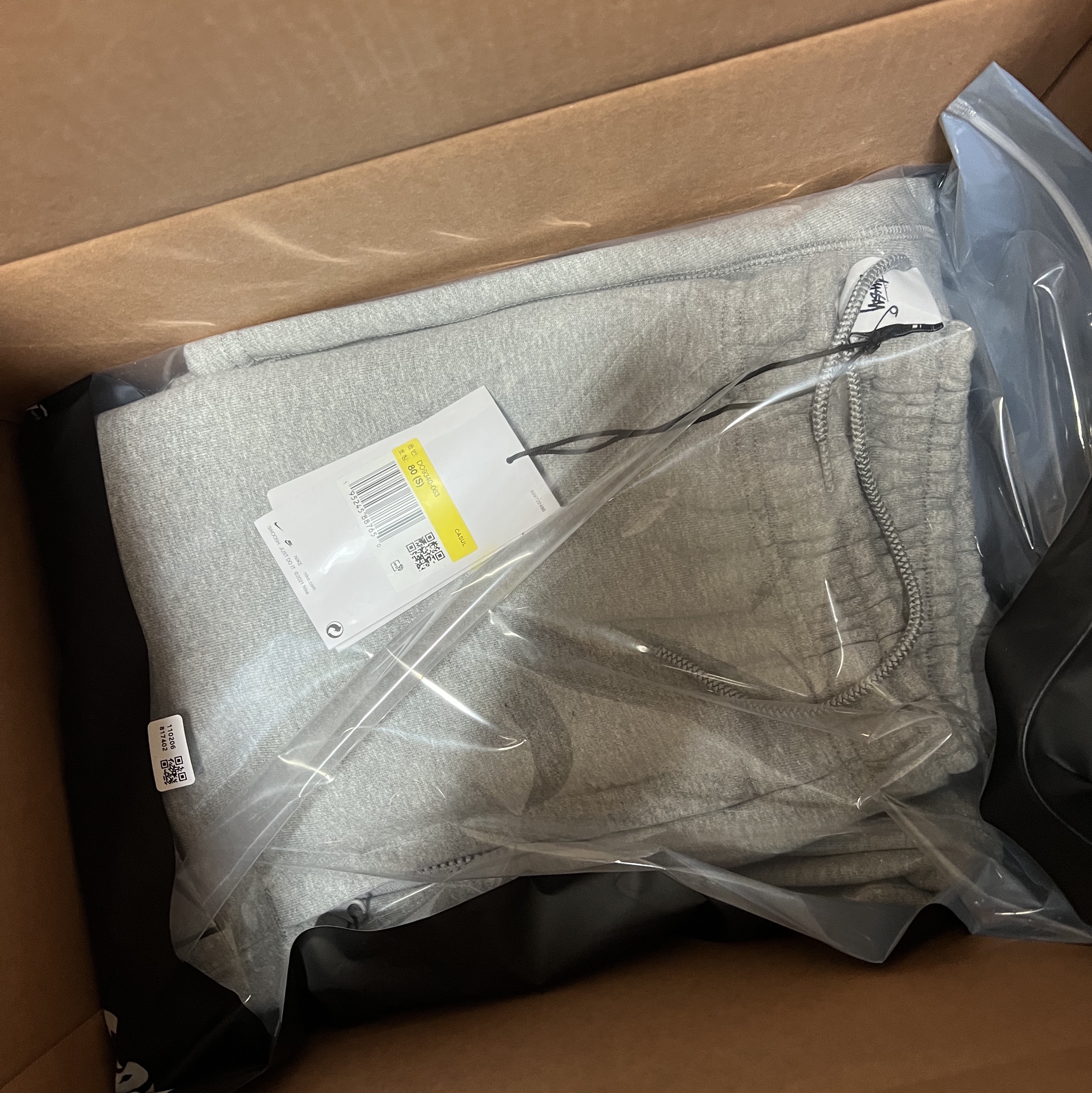 Nike x Stussy NRG Fleece Pants Dark Grey Heather (DO9340-063) 착용 스타일 - 1