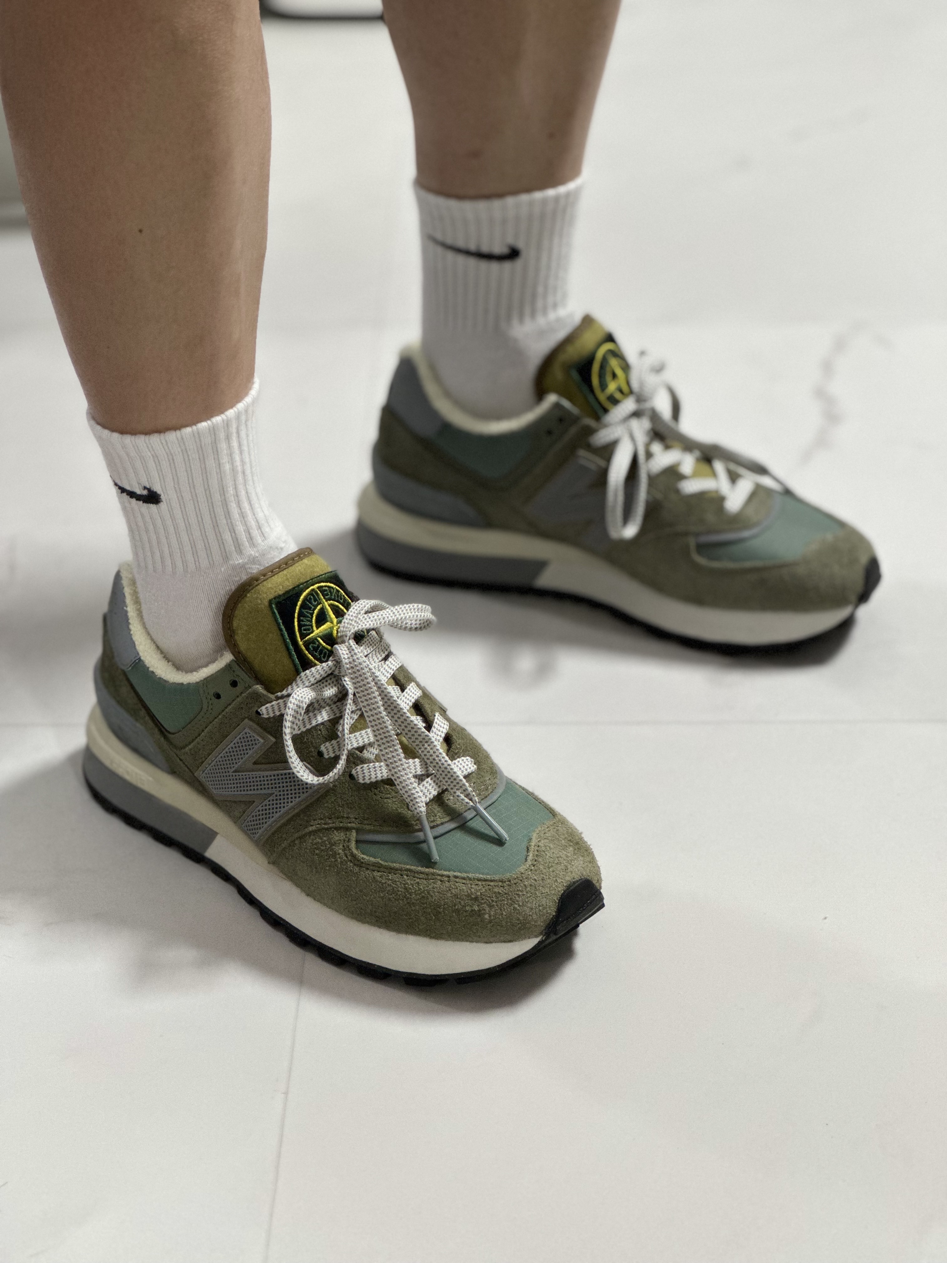 New Balance x Stone Island 574 Legacy Green 착용 스타일 - 1