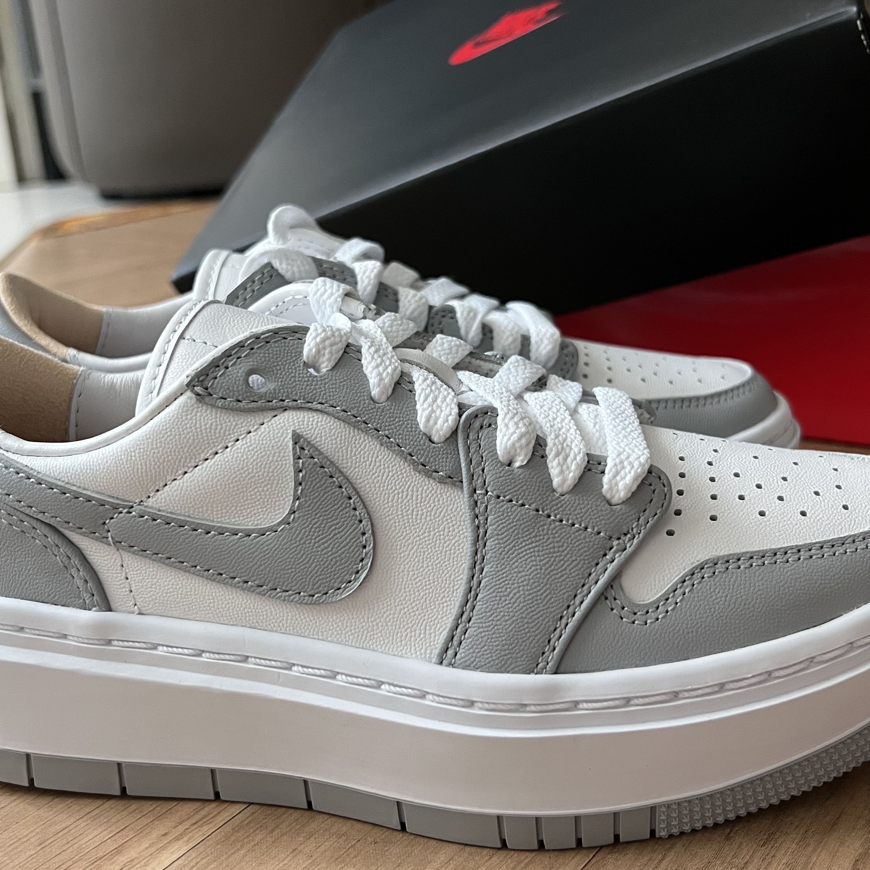 (W) Jordan 1 Elevate Low White and Wolf Grey 착용 스타일 - 1