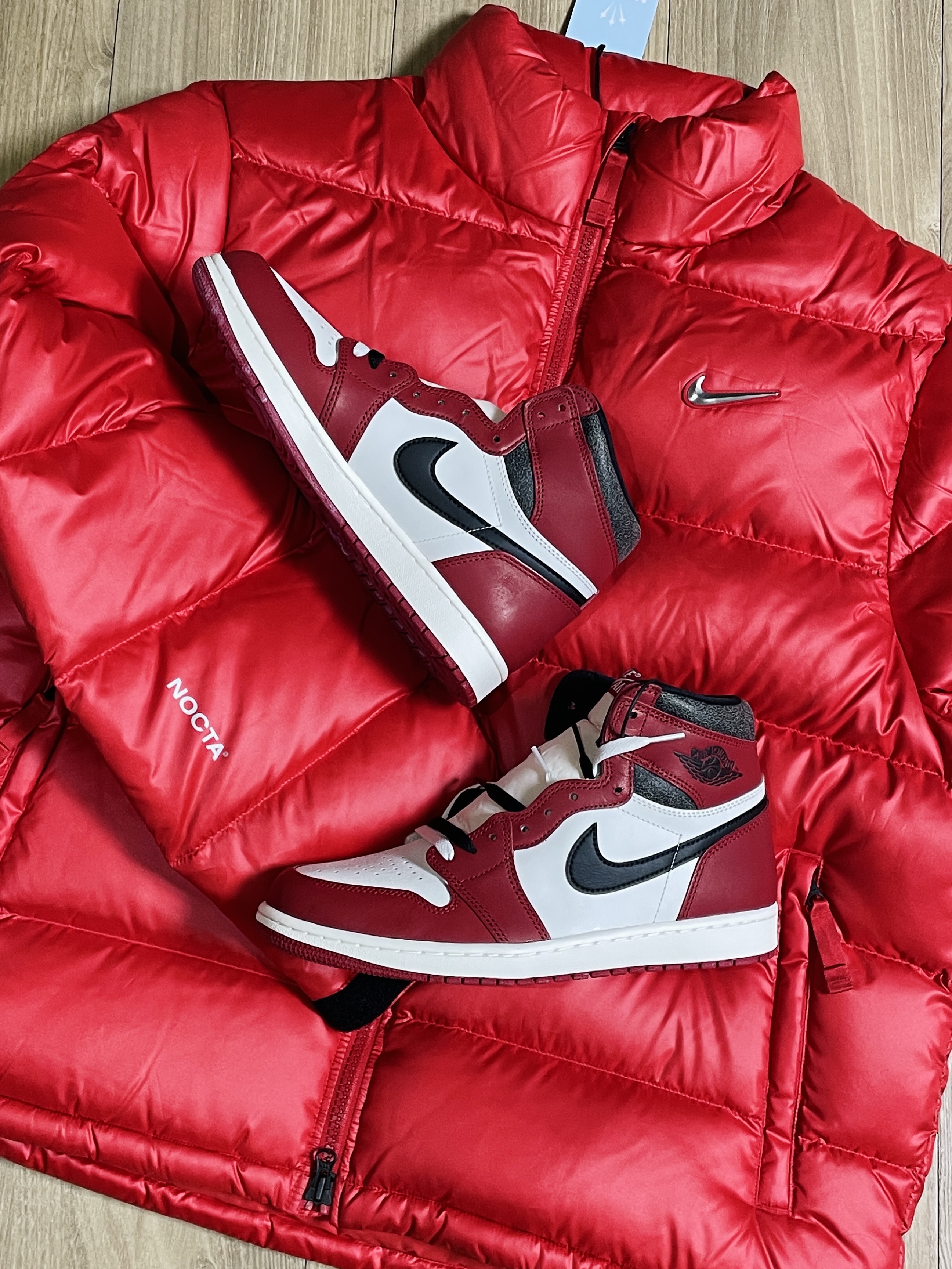 Jordan 1 Retro High OG Chicago 2022, Nike x Drake Nocta Sunset Puffer Jacket Red 착용 스타일 - 1