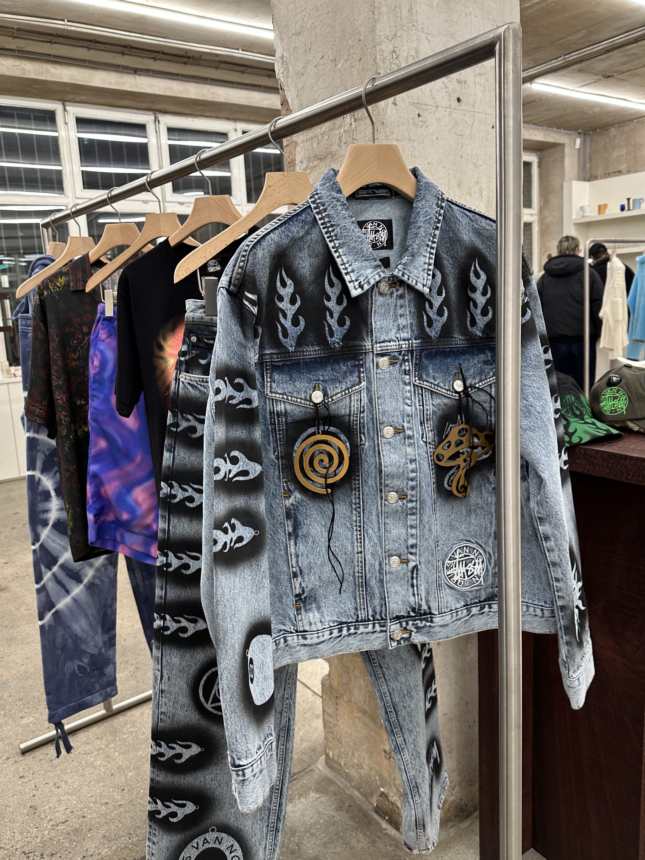Stussy x Dries Van Noten Varsity Jacket Black, Stussy x Dries Van Noten Hand Stencilled Denim Jacket Washed Blue 착용 스타일 - 2
