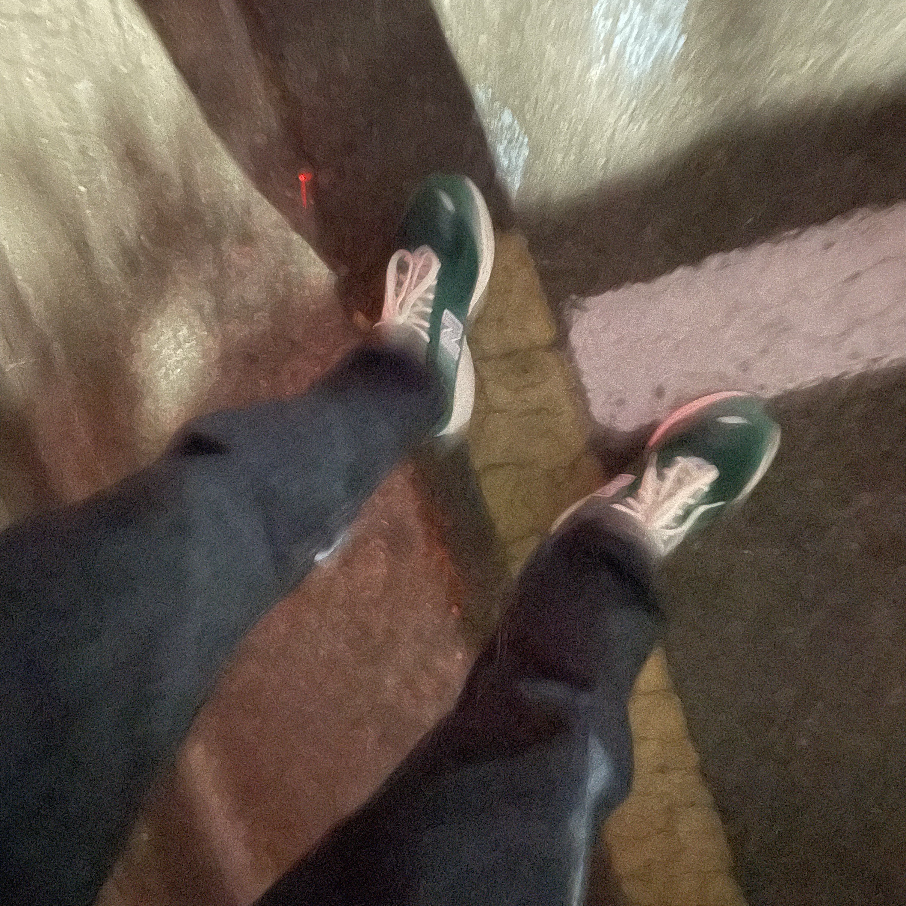 New Balance 2002R Nightwatch Green 착용 스타일