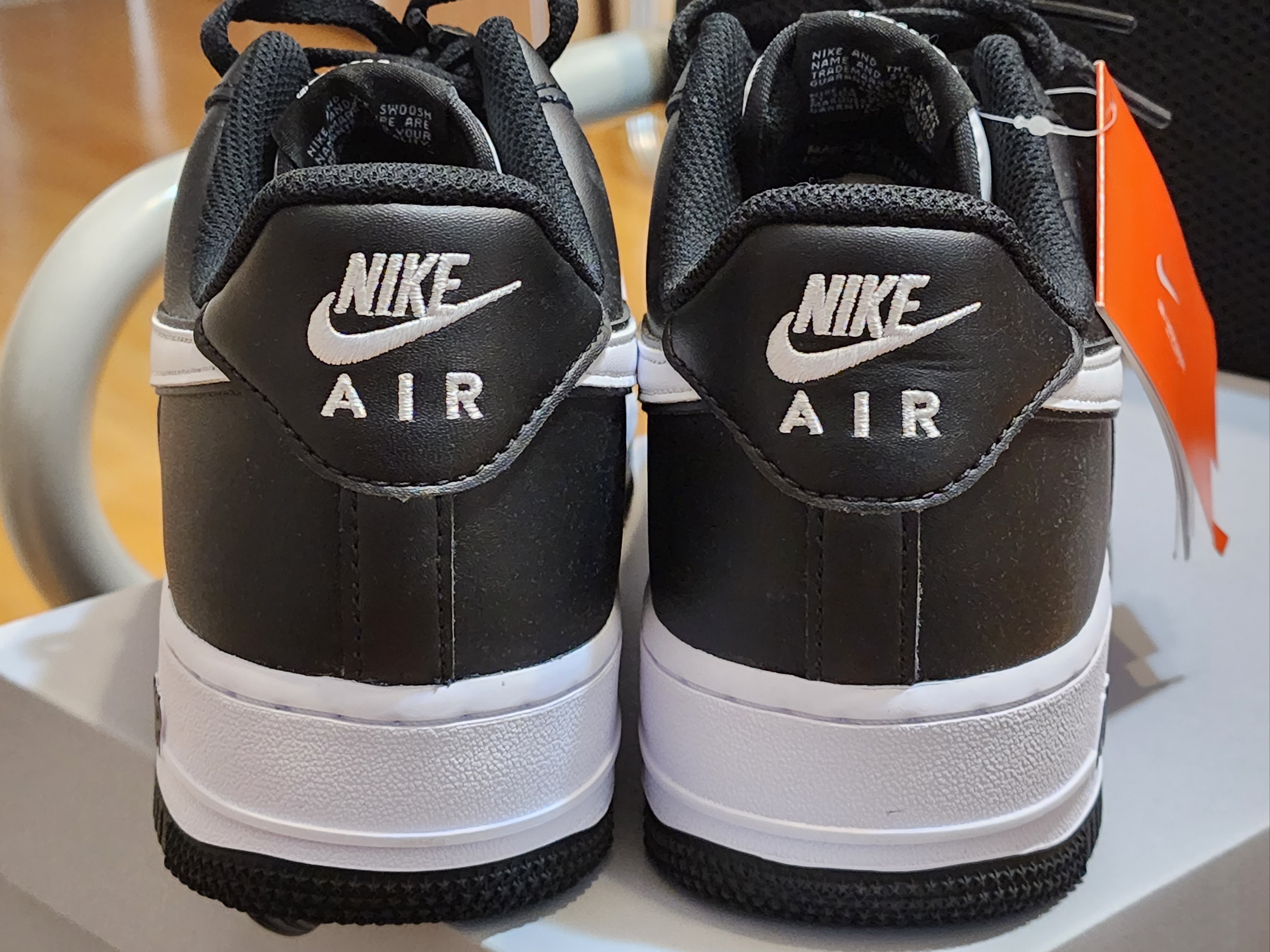 Nike Air Force 1 '07 Black White 착용 스타일 - 3