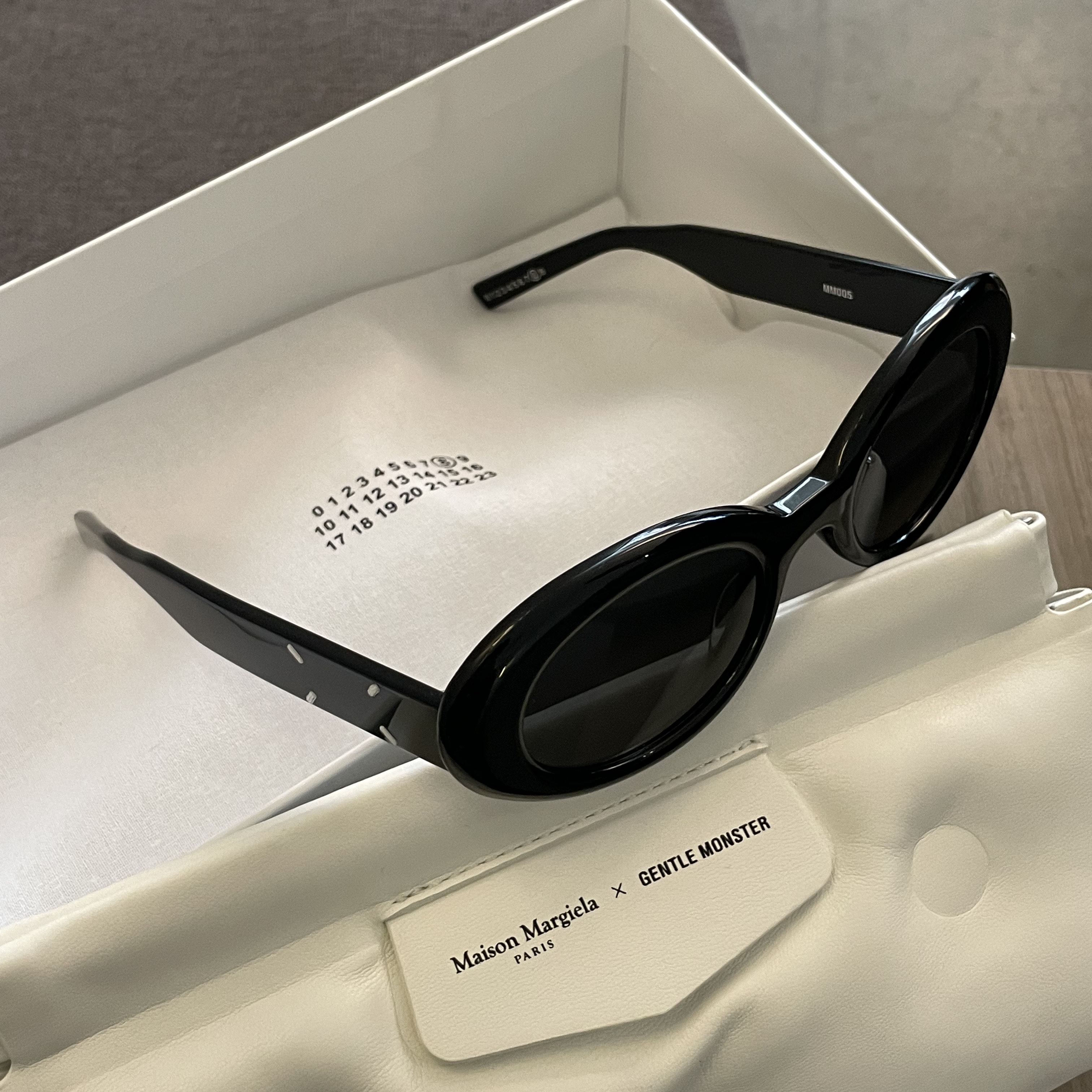 Gentle Monster x Maison Margiela MM005 Black Black 착용 스타일