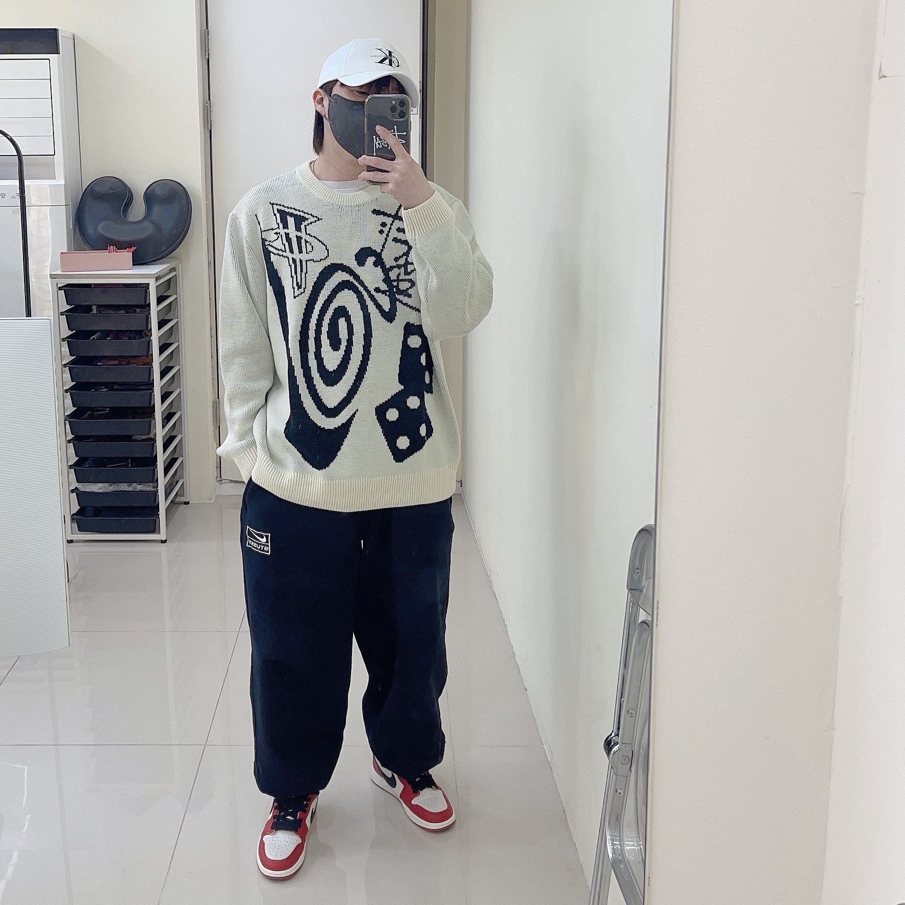 Nike x Stussy NRG LS Knit Sweater Fossil (DR2893-238), Nike x Stussy NRG Washed Fleece Pants Black (DO5296-010) 착용 스타일 - 3