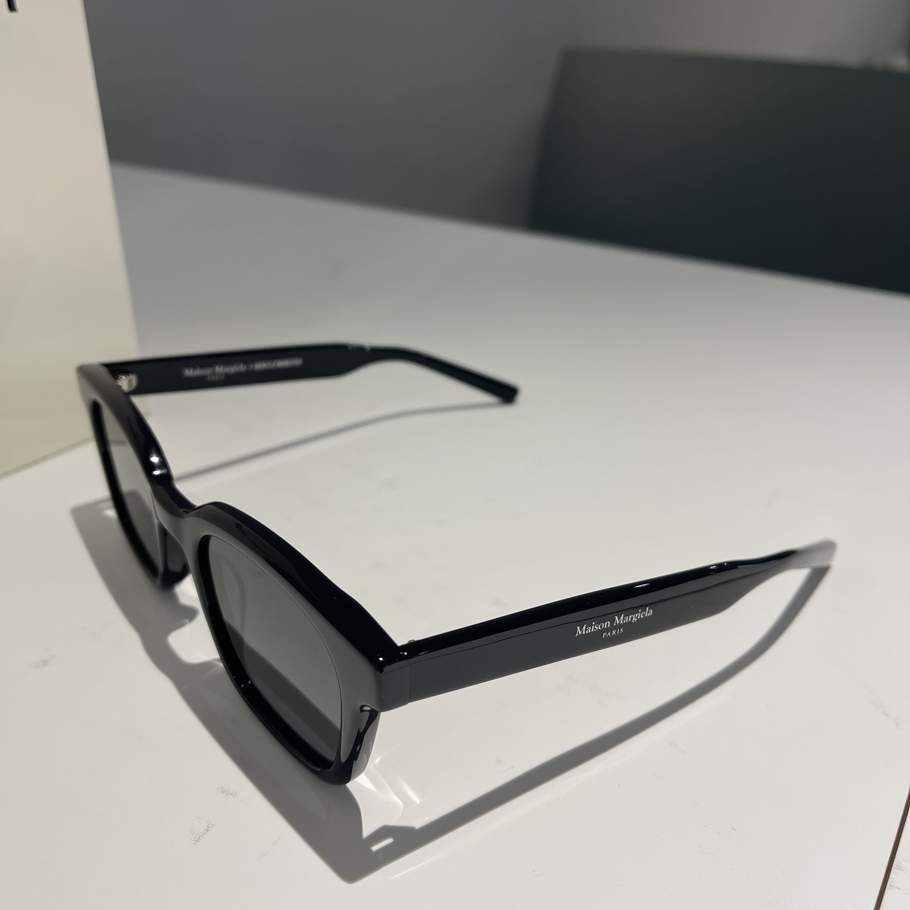 Gentle Monster x Maison Margiela MM006 Black Black 착용 스타일 - 1