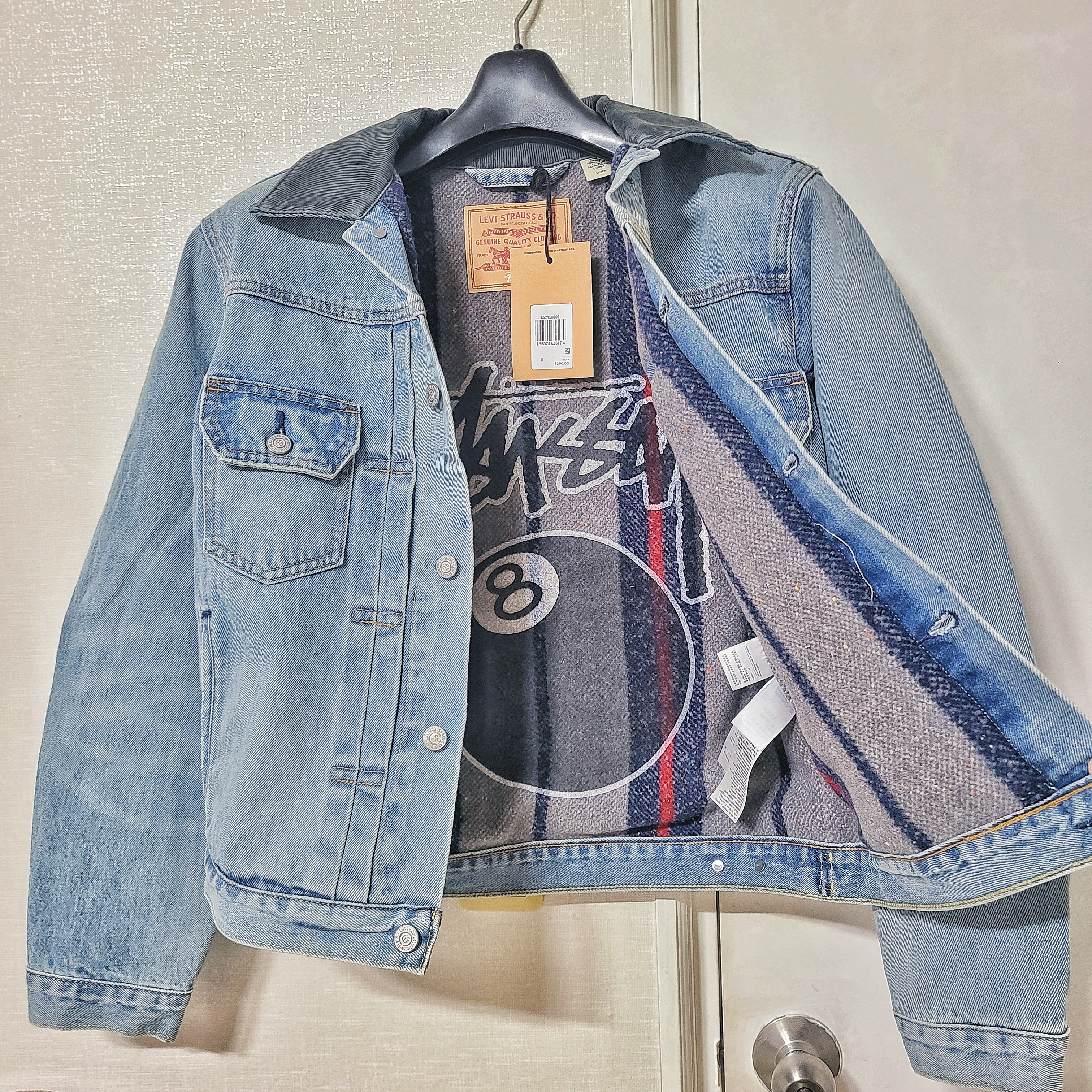 Stussy x Levi's Embossed Trucker Jacket Indigo 착용 스타일 - 2