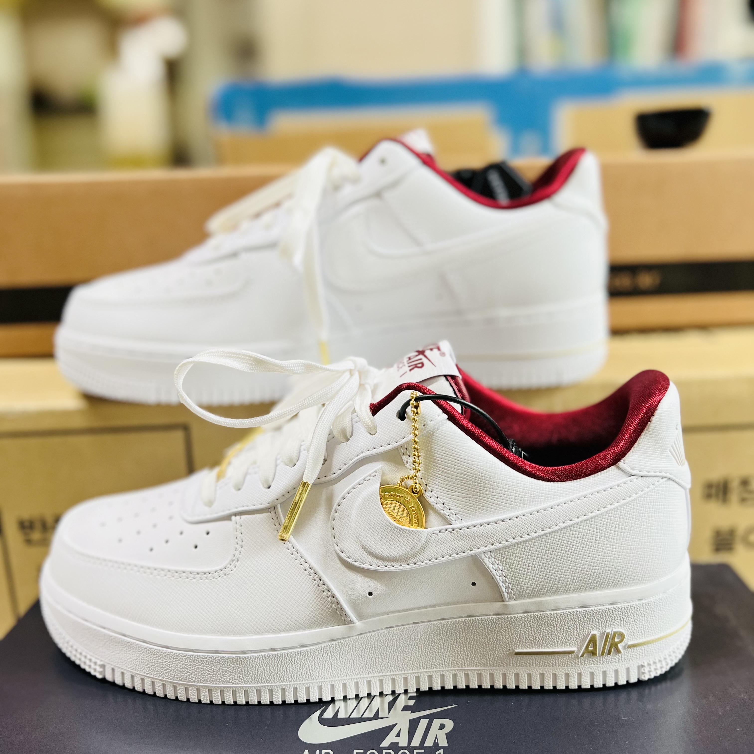 (W) Nike Air Force 1 '07 SE White Team Red 착용 스타일 - 3