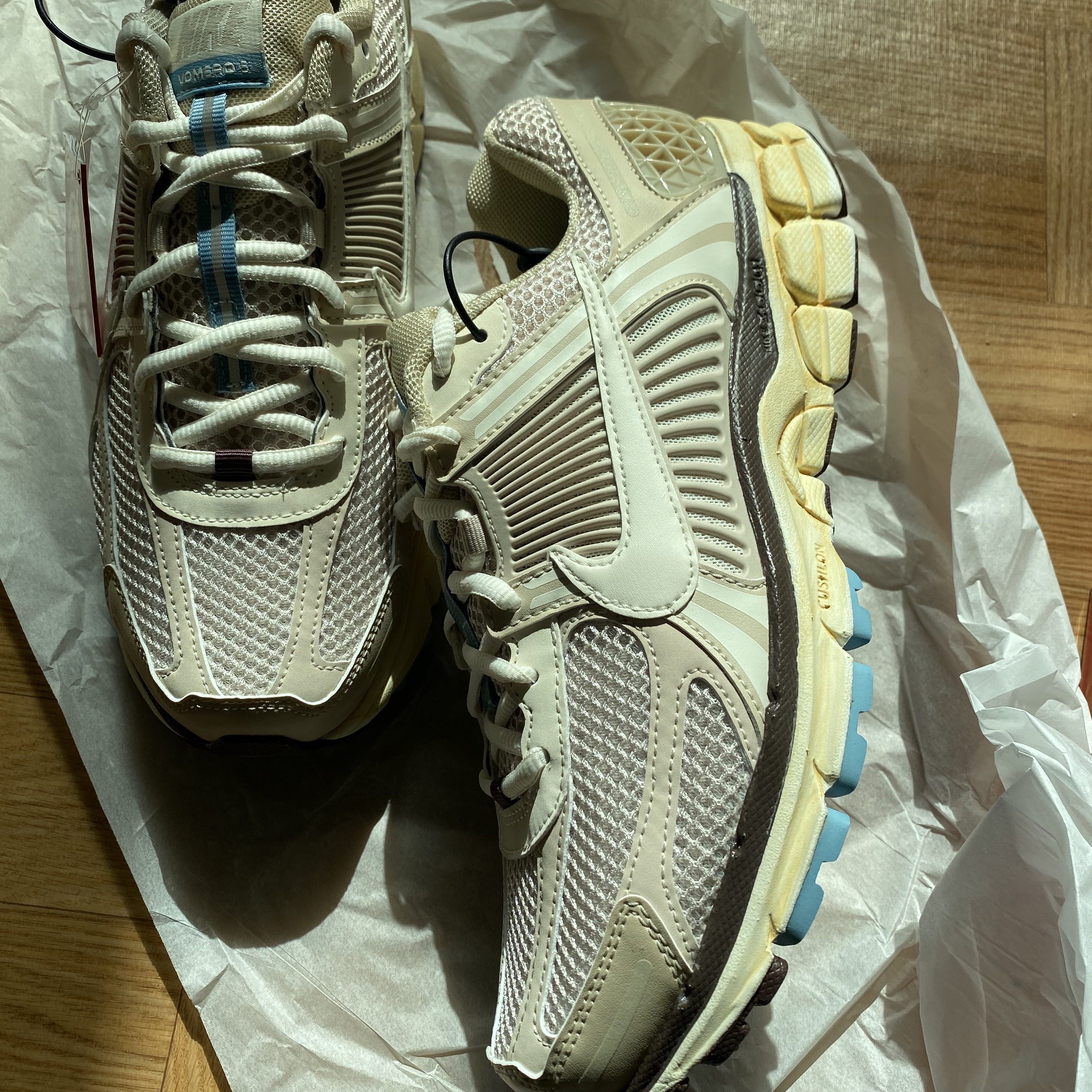 (W) Nike Zoom Vomero 5 Oatmeal 착용 스타일 - 2
