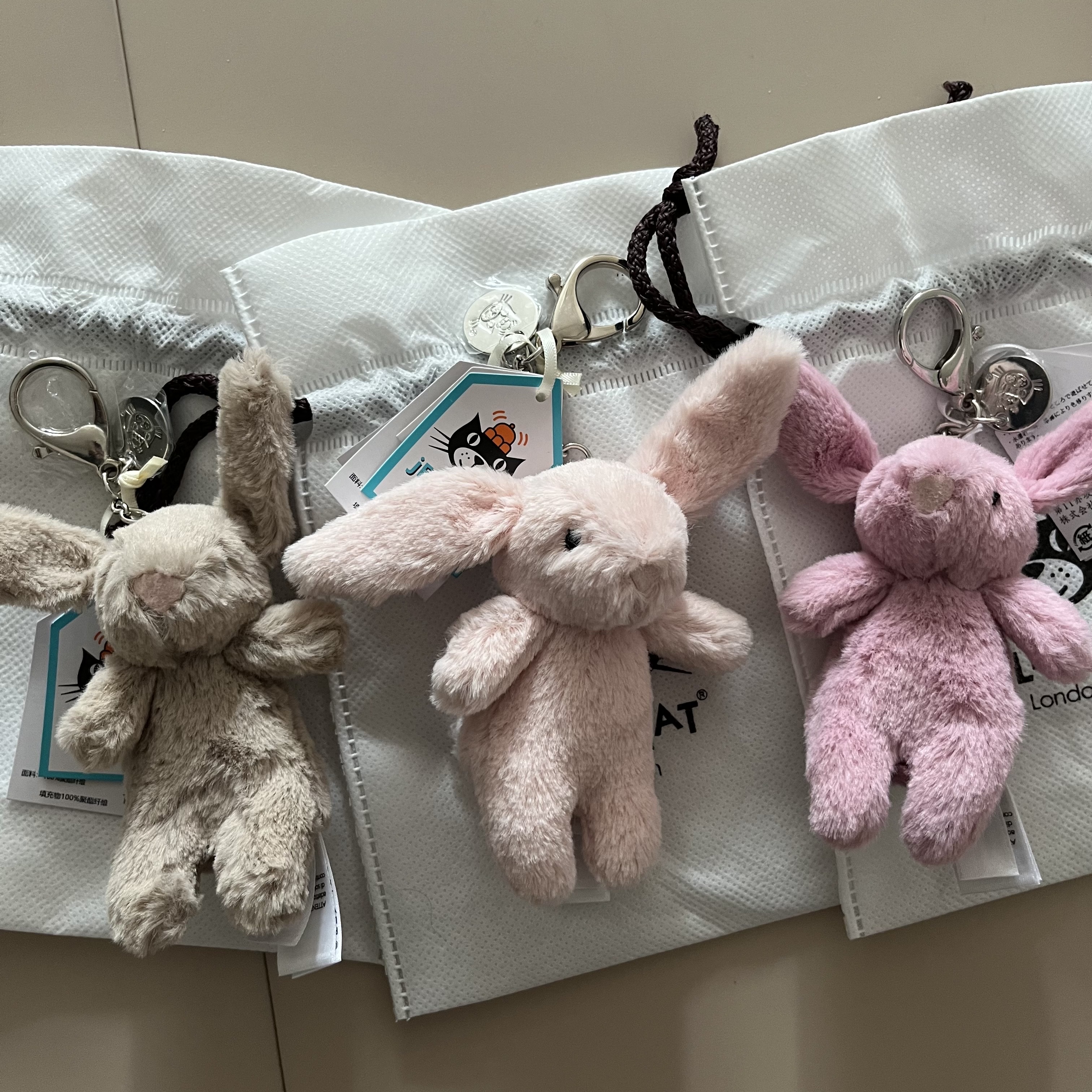 Jellycat Bashful Bunny Bag Charm Tulip 착용 스타일