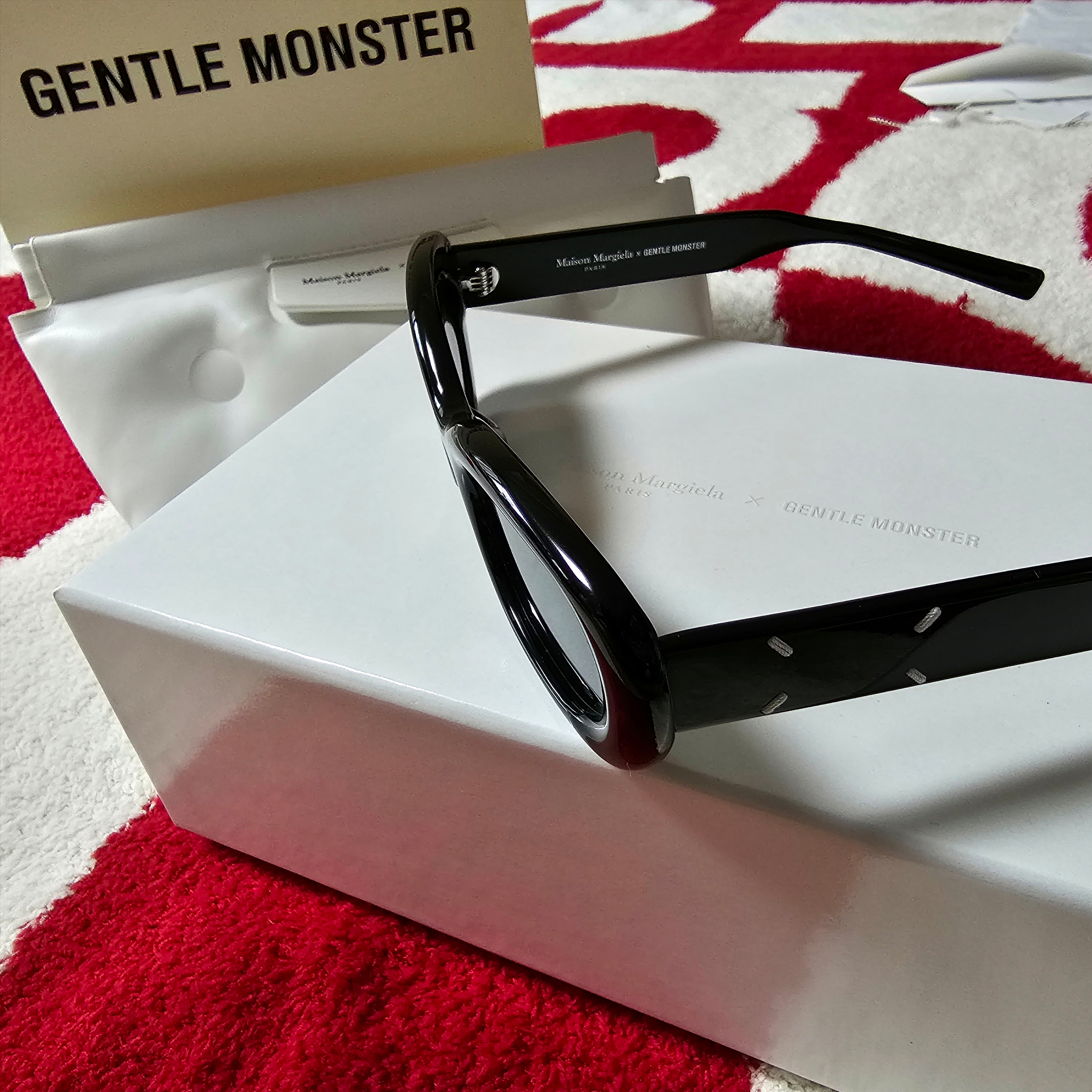 Gentle Monster x Maison Margiela MM004 Black Black 착용 스타일 - 4