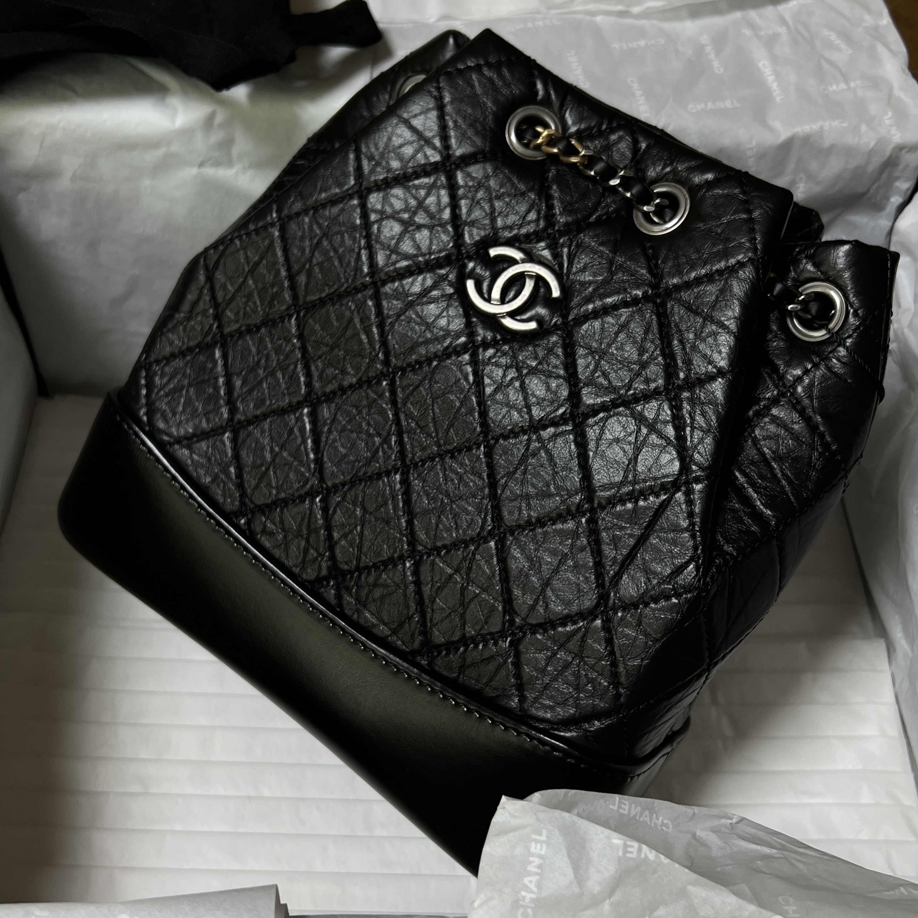 Chanel Small Gabrielle Backpack Aged Calfskin & Gold Silver Black 착용 스타일