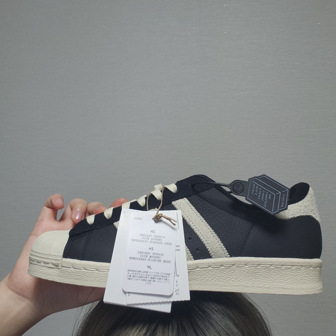 Adidas Superstar 82 Black White 착용 스타일 - 3