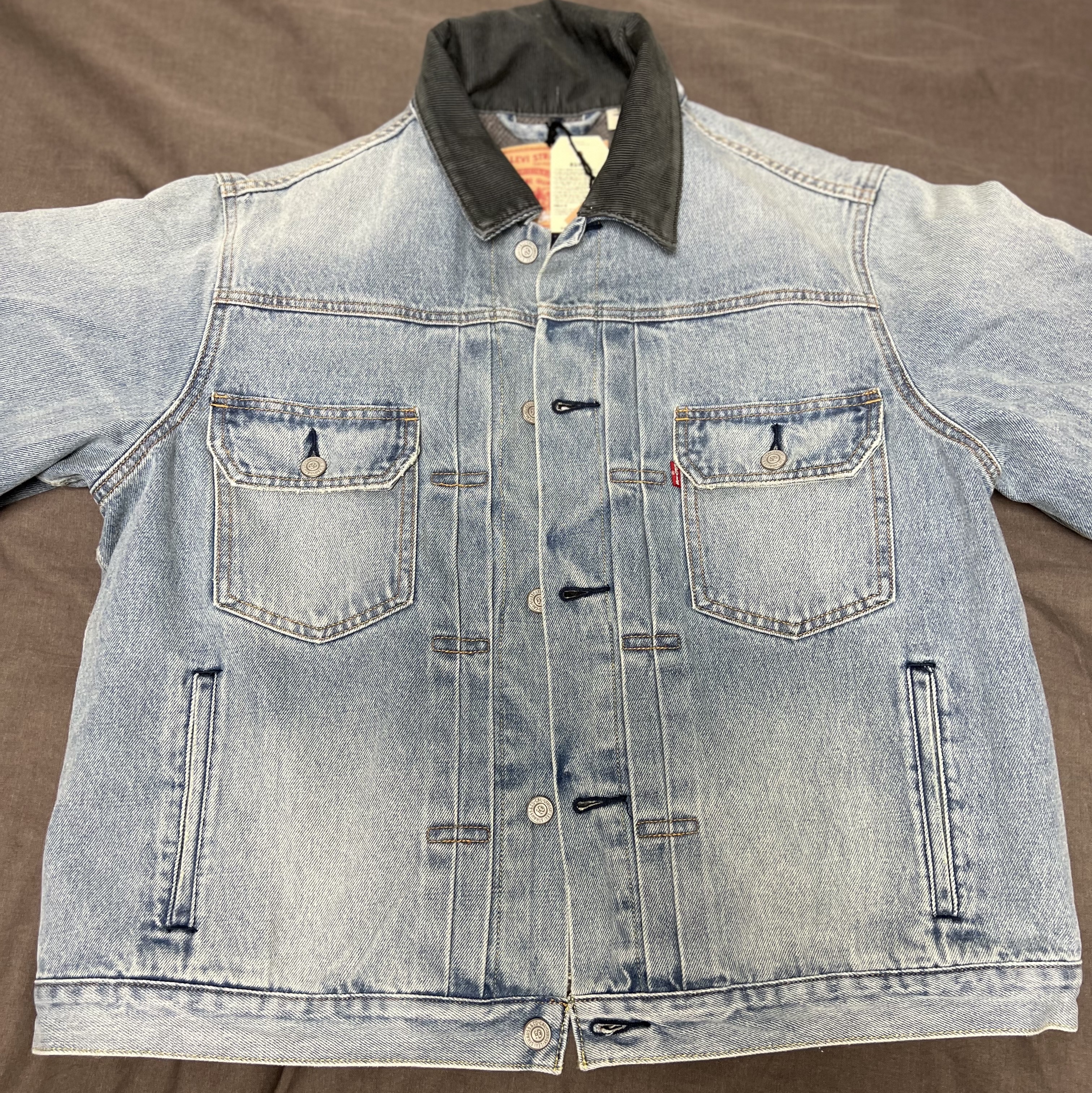 Stussy x Levi's Embossed Trucker Jacket Indigo 착용 스타일 - 4