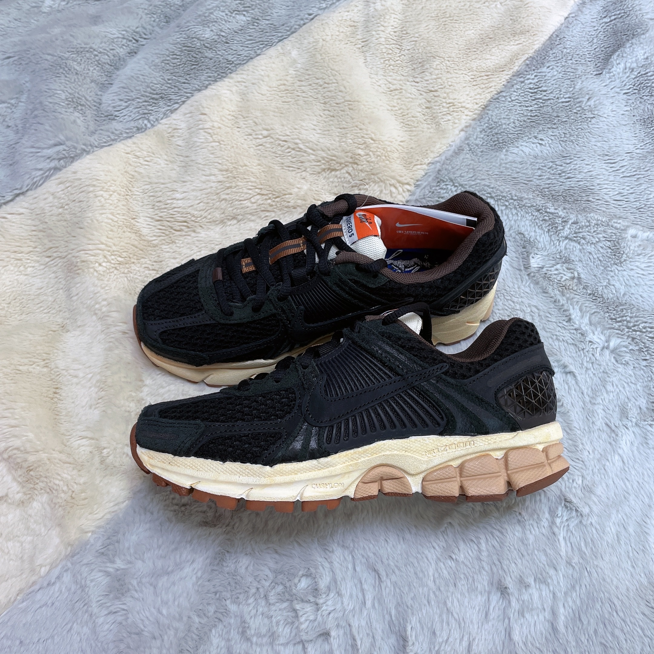 (W) Nike Zoom Vomero 5 Black 착용 스타일 - 2