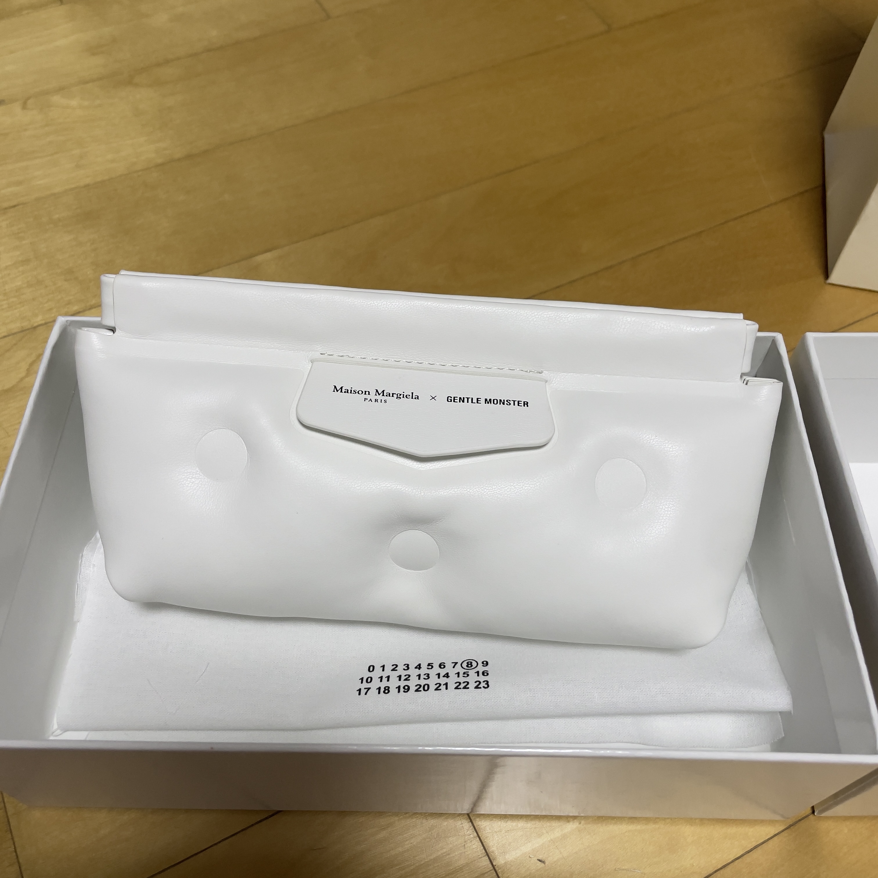 Gentle Monster x Maison Margiela MM010 Clear Black Gradient 착용 스타일 - 2