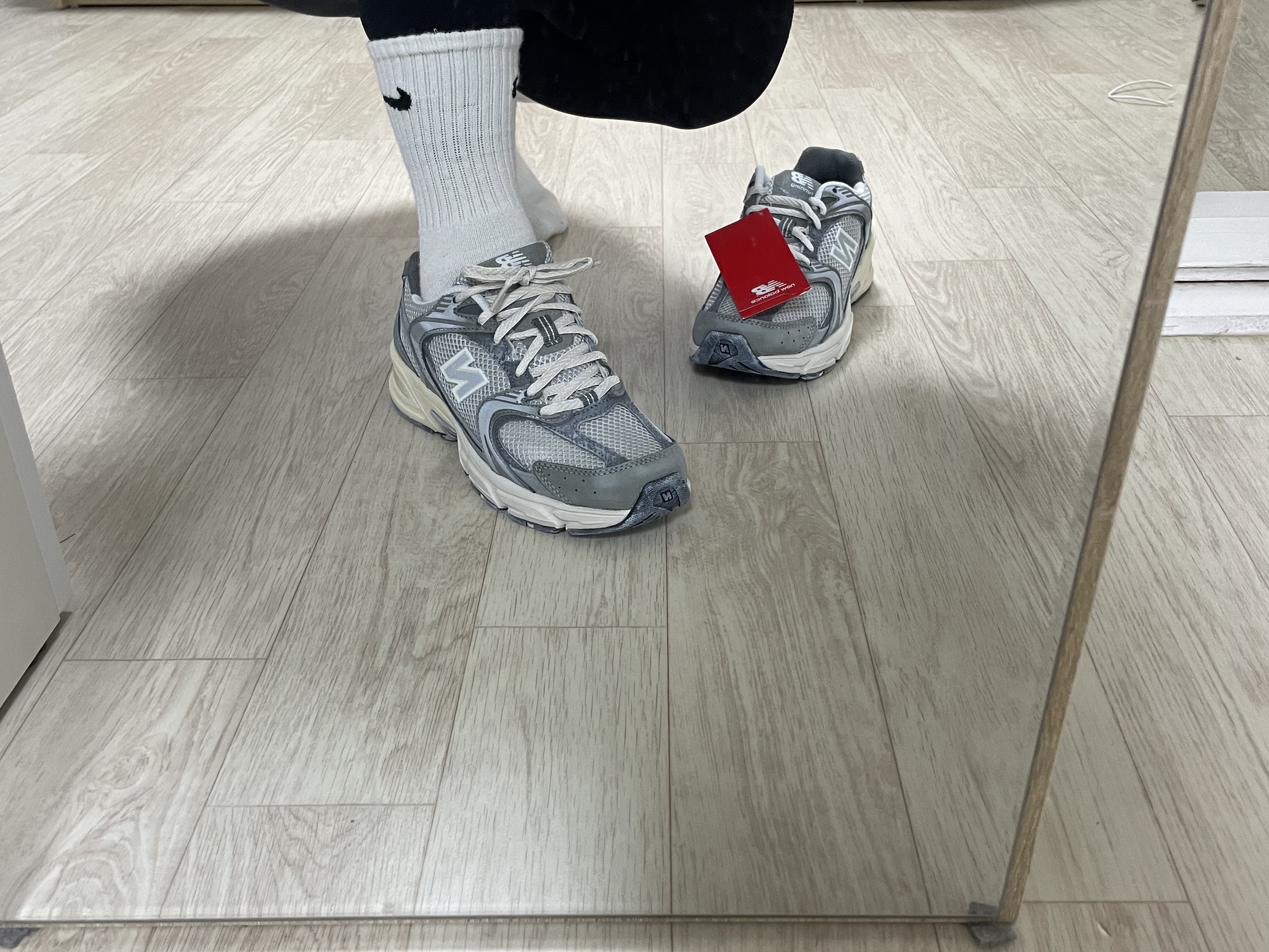 New Balance 530 Premium Vintage Grey Matter 착용 스타일 - 1
