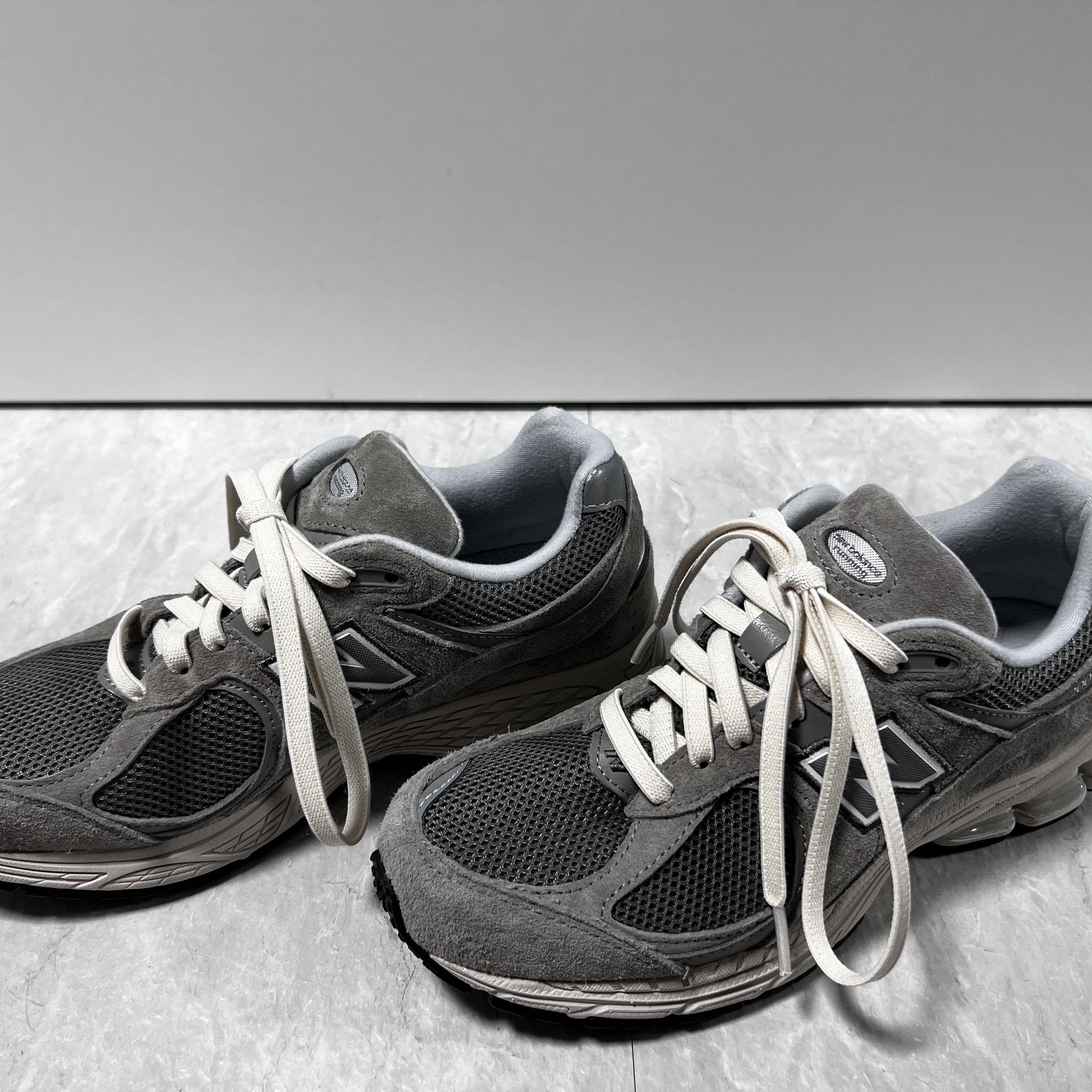 New Balance 2002R Grey 착용 스타일 - 1