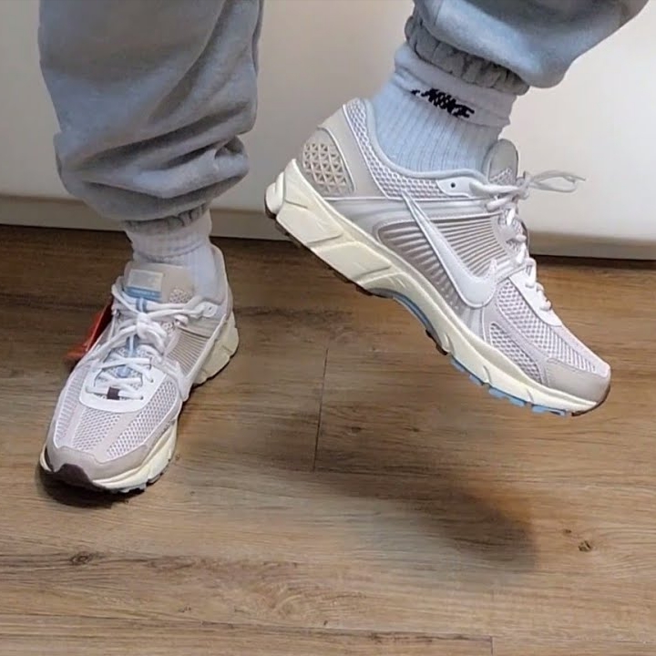 (W) Nike Zoom Vomero 5 Oatmeal 착용 스타일