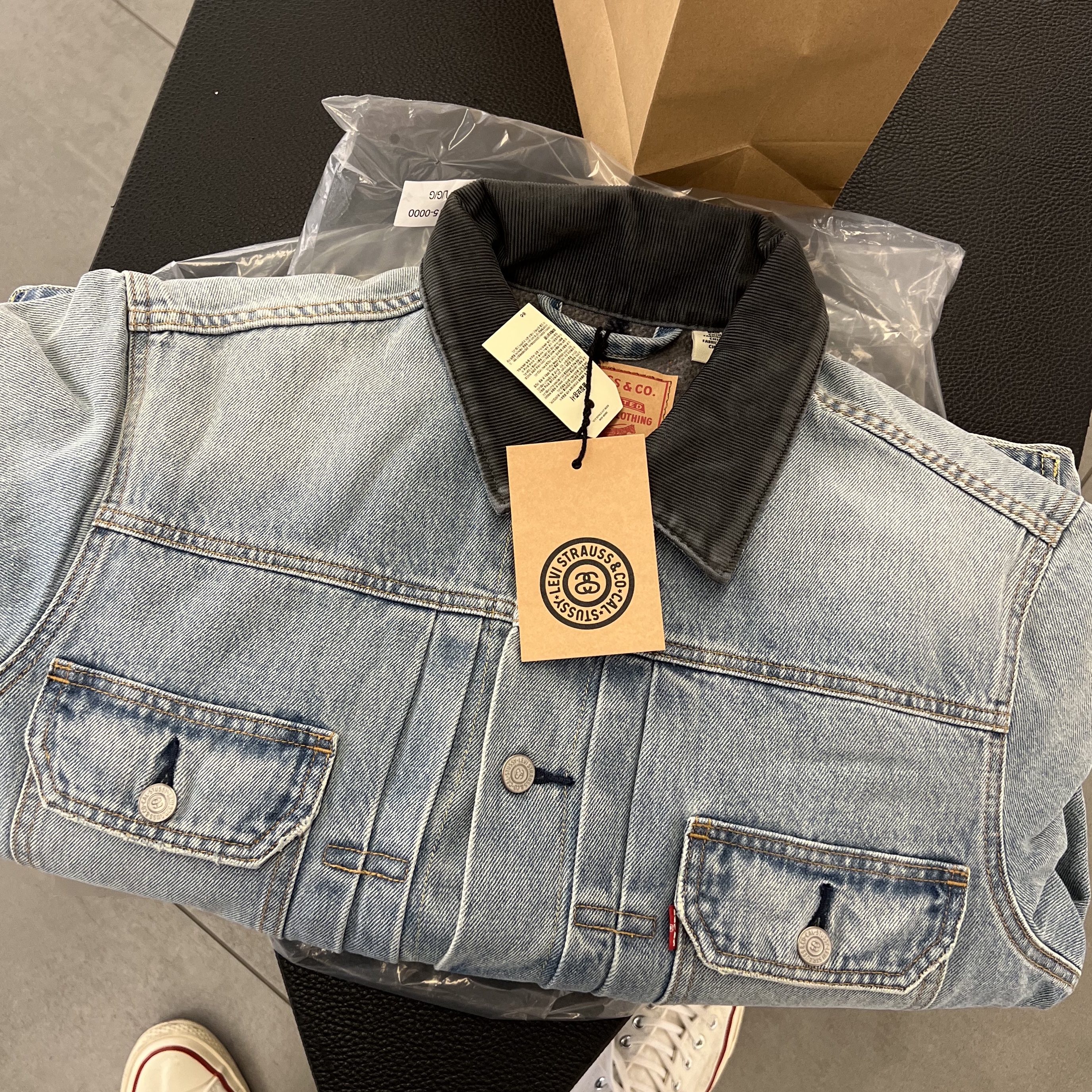 Stussy x Levi's Embossed Trucker Jacket Indigo 착용 스타일 - 5