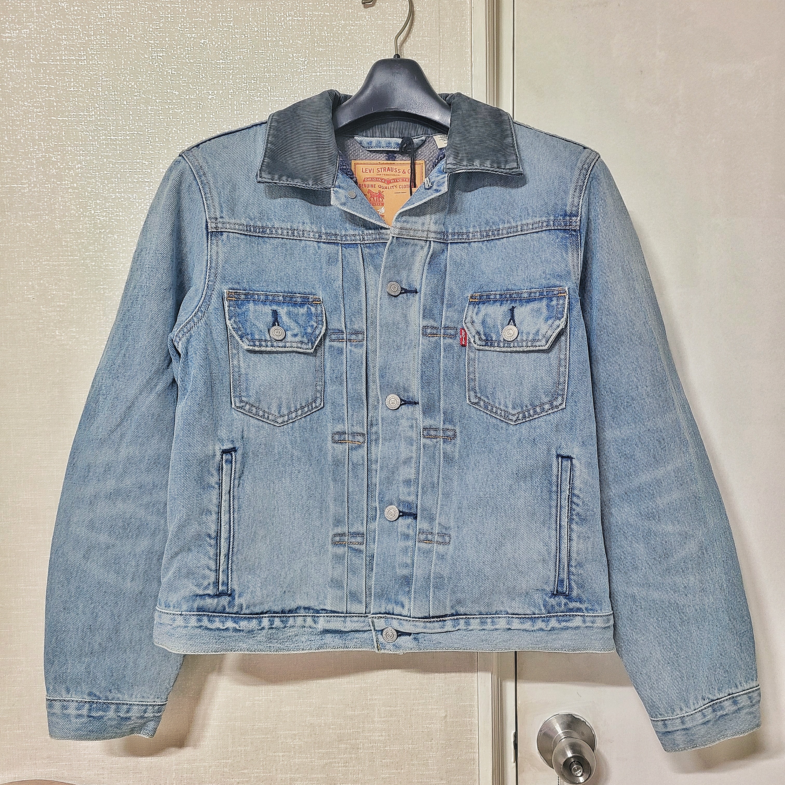 Stussy x Levi's Embossed Trucker Jacket Indigo 착용 스타일 - 1