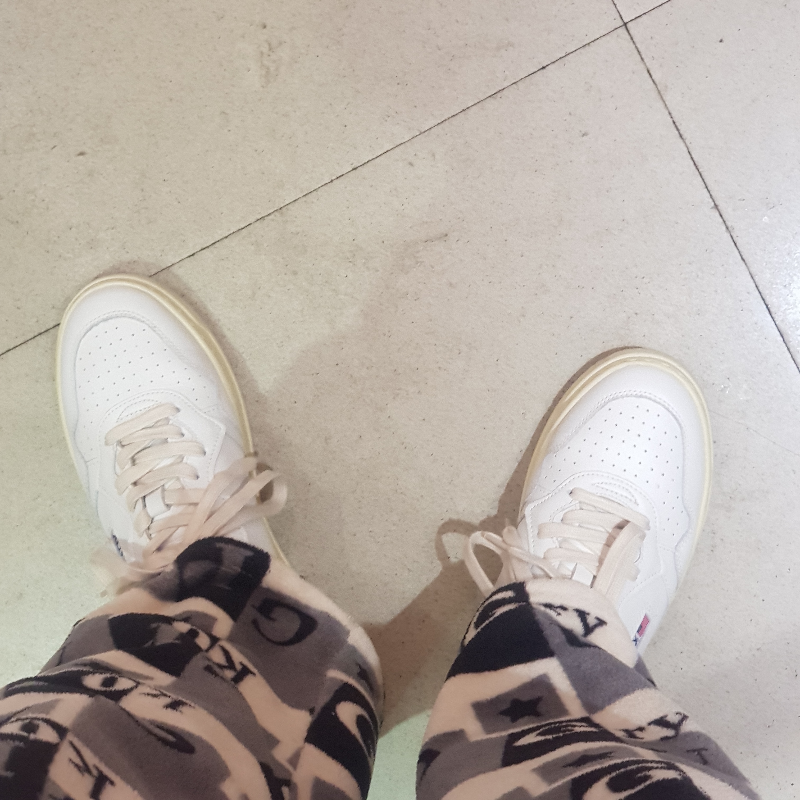 Autry Medalist Low Leather Sneakers White 착용 스타일