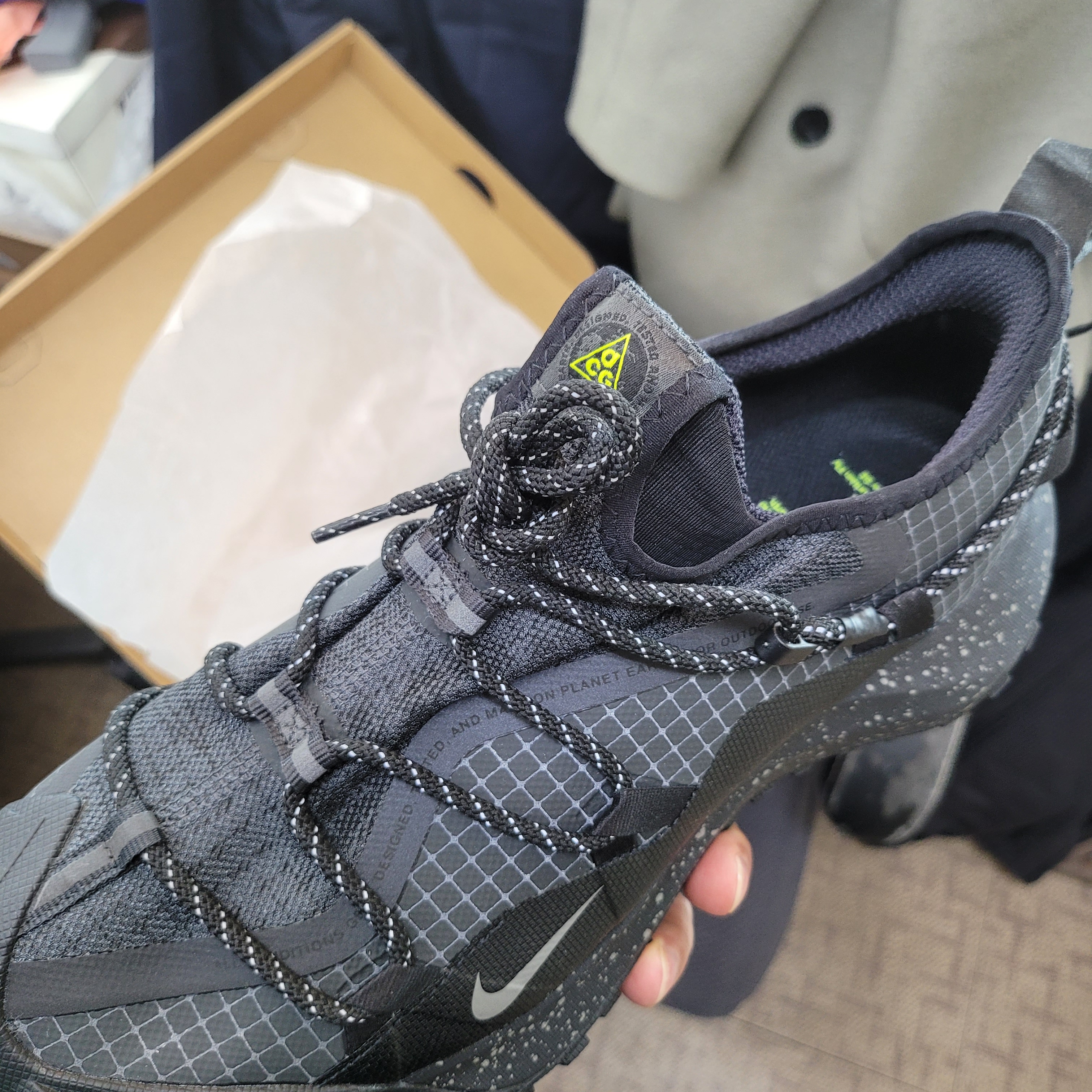 Nike ACG Mountain Fly Low Gore-Tex SE Dark Smoke Grey 착용 스타일 - 1