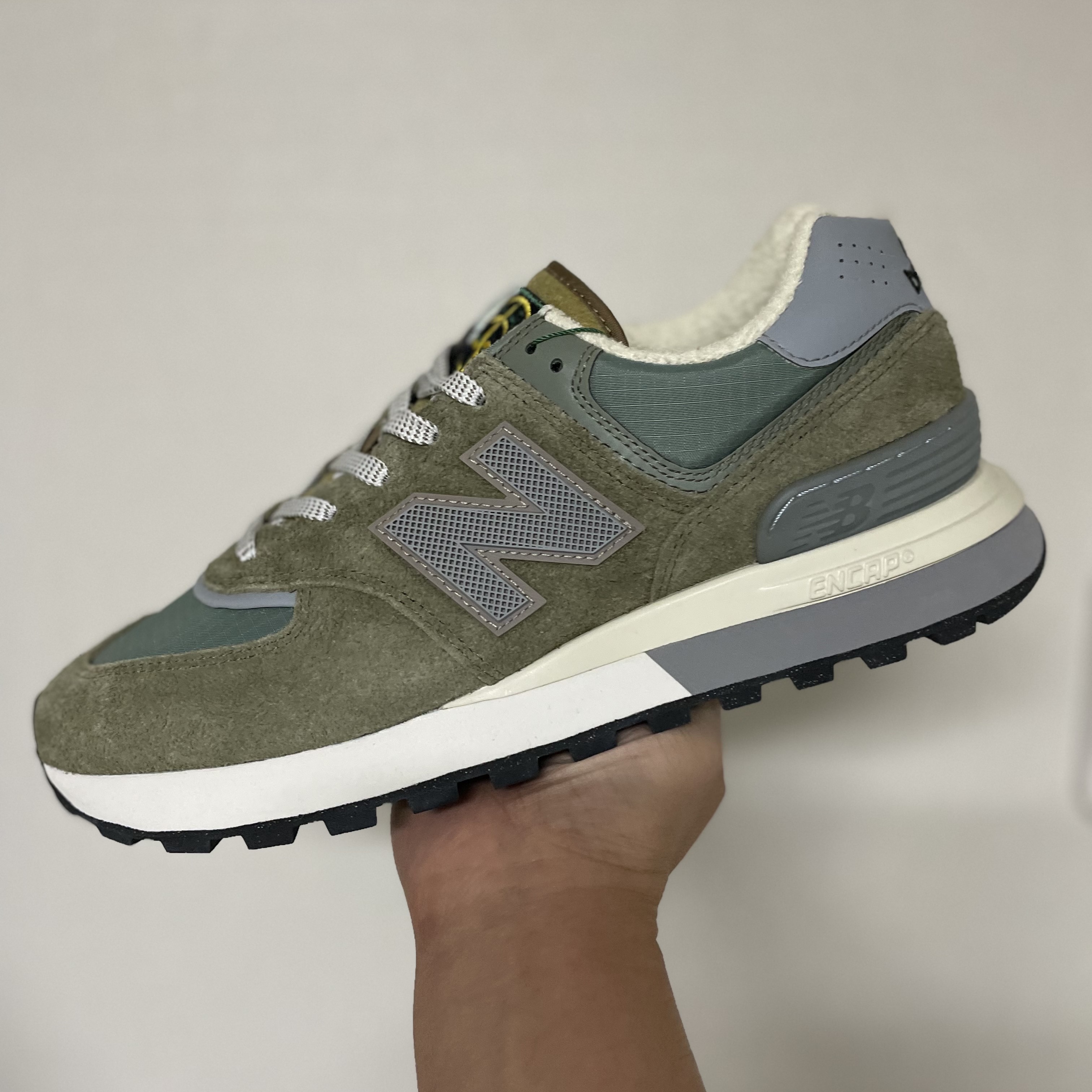 New Balance x Stone Island 574 Legacy Green 착용 스타일 - 1