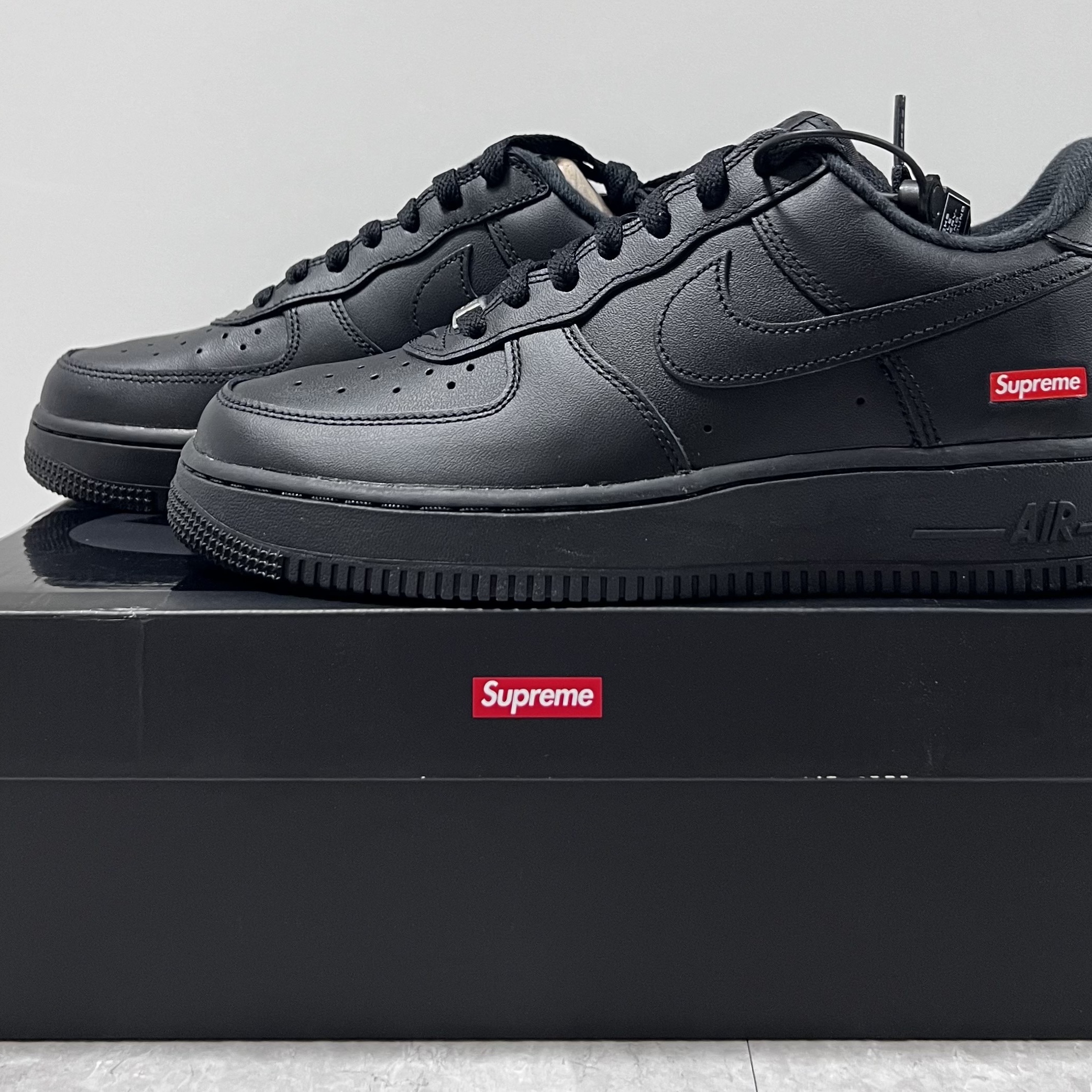 Nike x Supreme Air Force 1 Low Black 착용 스타일 - 2