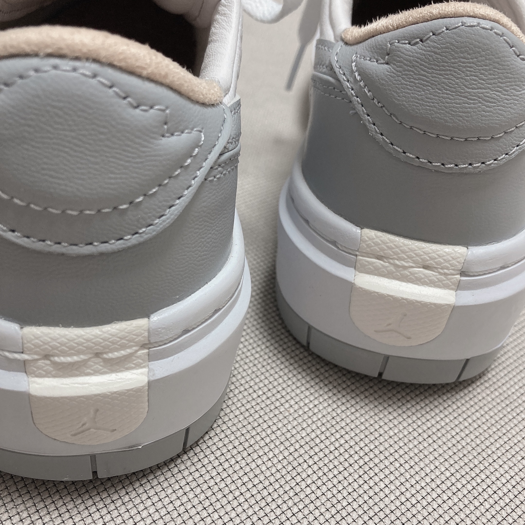(W) Jordan 1 Elevate Low White and Wolf Grey 착용 스타일 - 2