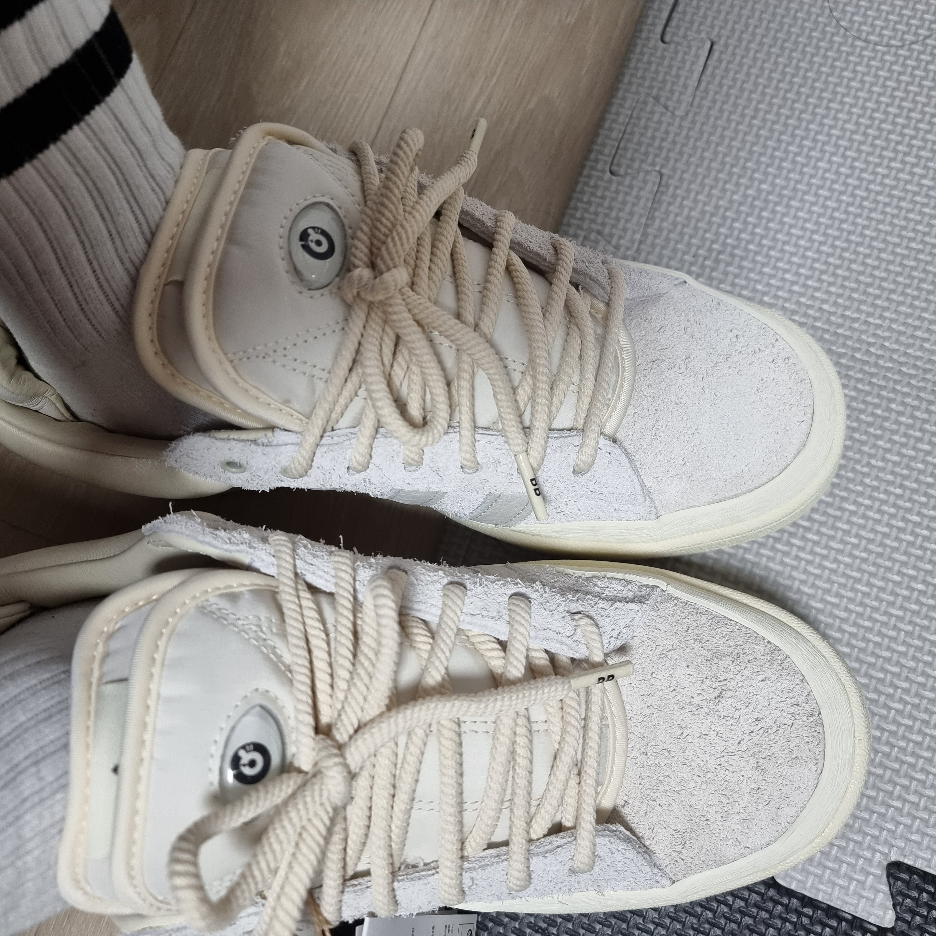 Adidas x Bad Bunny Campus Light Cloud White 착용 스타일 - 4