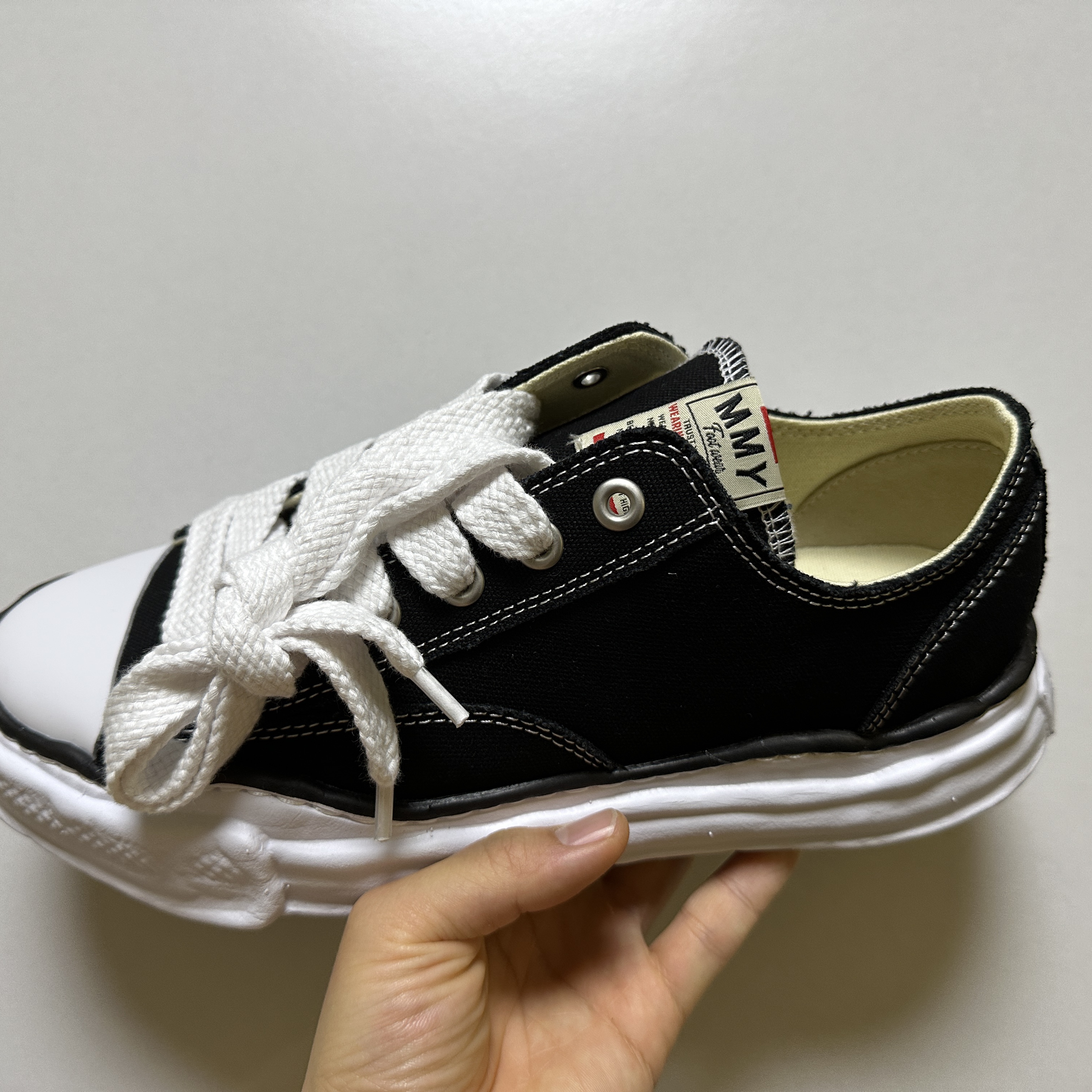 Maison Mihara Yasuhiro Peterson OG Sole Canvas Low Sneakers Black 착용 스타일 - 3