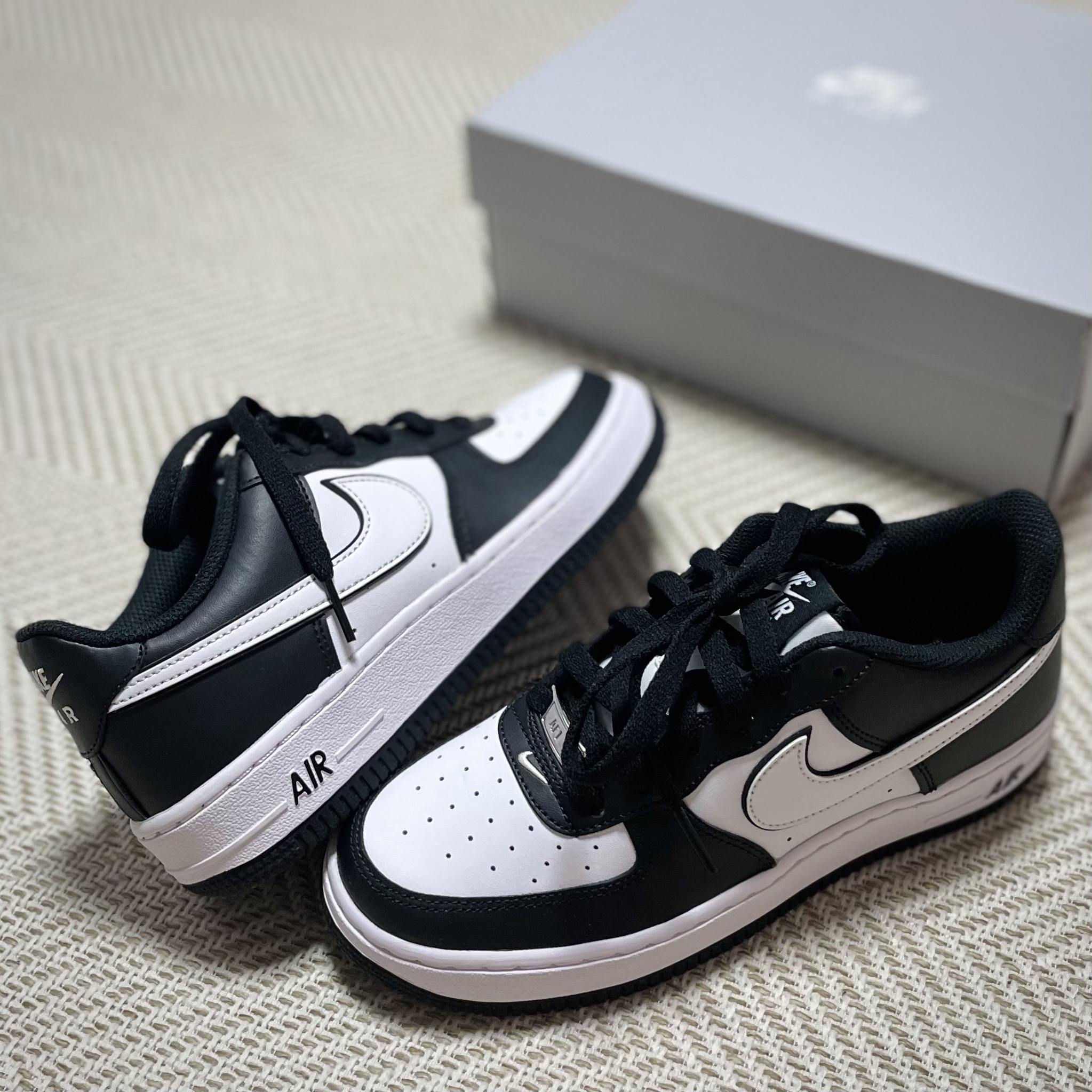 Nike Air Force 1 '07 Black White, (GS) Nike Air Force 1 LV8 2 Black White 착용 스타일