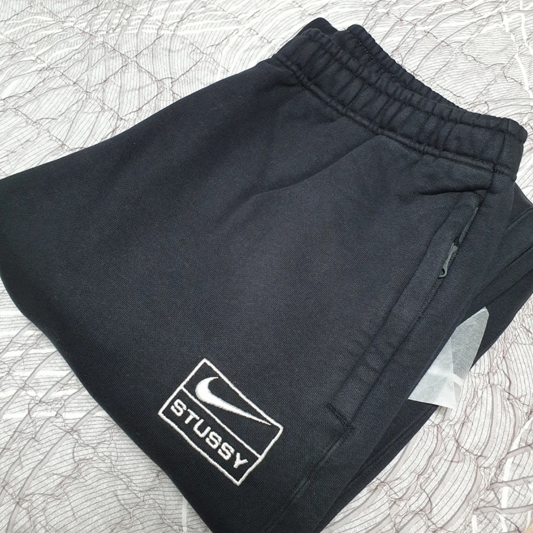 Nike x Stussy NRG Fleece Crewneck Dark Grey Heather (DO9337-063), Nike x Stussy NRG Washed Fleece Pants Black (DO5296-010) 착용 스타일 - 3