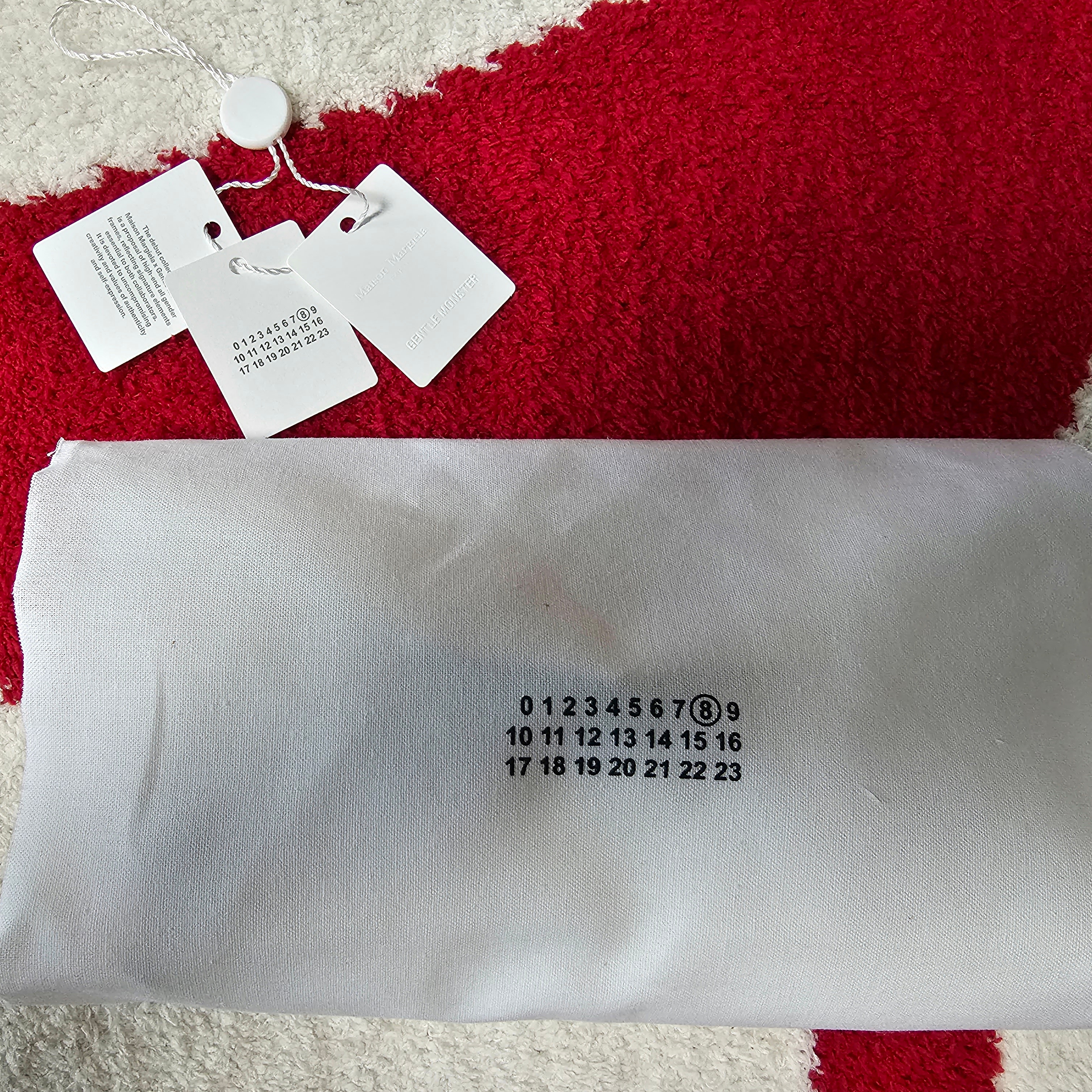 Gentle Monster x Maison Margiela MM004 Black Black 착용 스타일 - 2